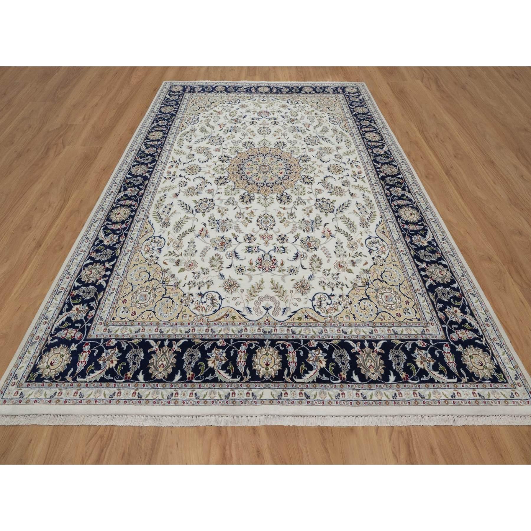 Bianco perla, Nain con disegno di medaglioni floreali, 250 KPSI, Pile morbido, Lana e seta, Annodato a mano, Tappeto orientale
Materiali primari: Lana e seta
Lattice: No Pile 
altezza: 0,25 pollici
Stile: Tradizionale
Colore primario: Avorio
Colori