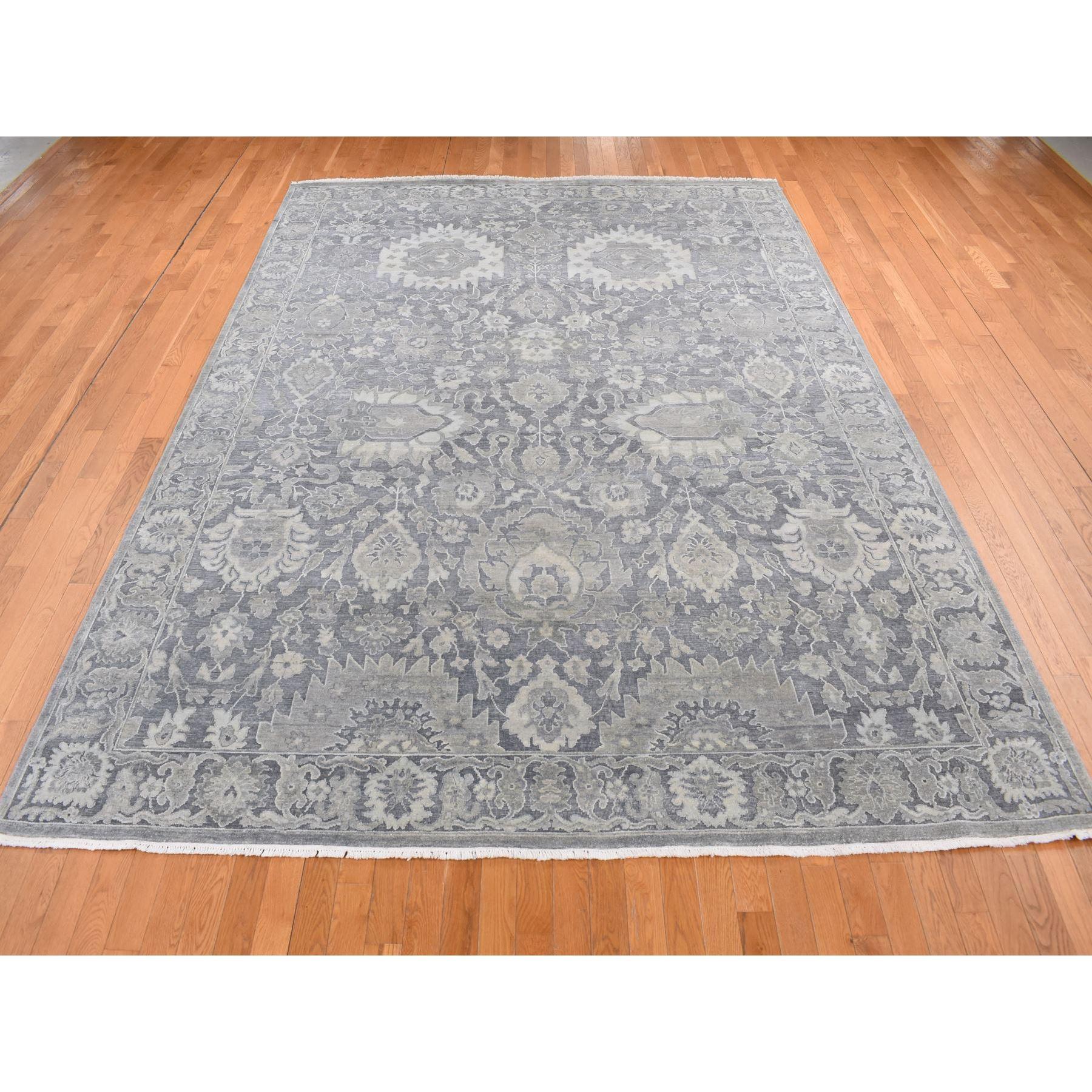 Grigio arsenico, Seta con lana strutturata, Annodato a mano, Influenza Oushak, Tappeto orientale
Materiali primari: Lana e seta
Lattice: No Pile 
altezza: 0,25 pollici
Stile: Di transizione
Colore primario: Grigio
Colori secondari: Avorio, Grigio