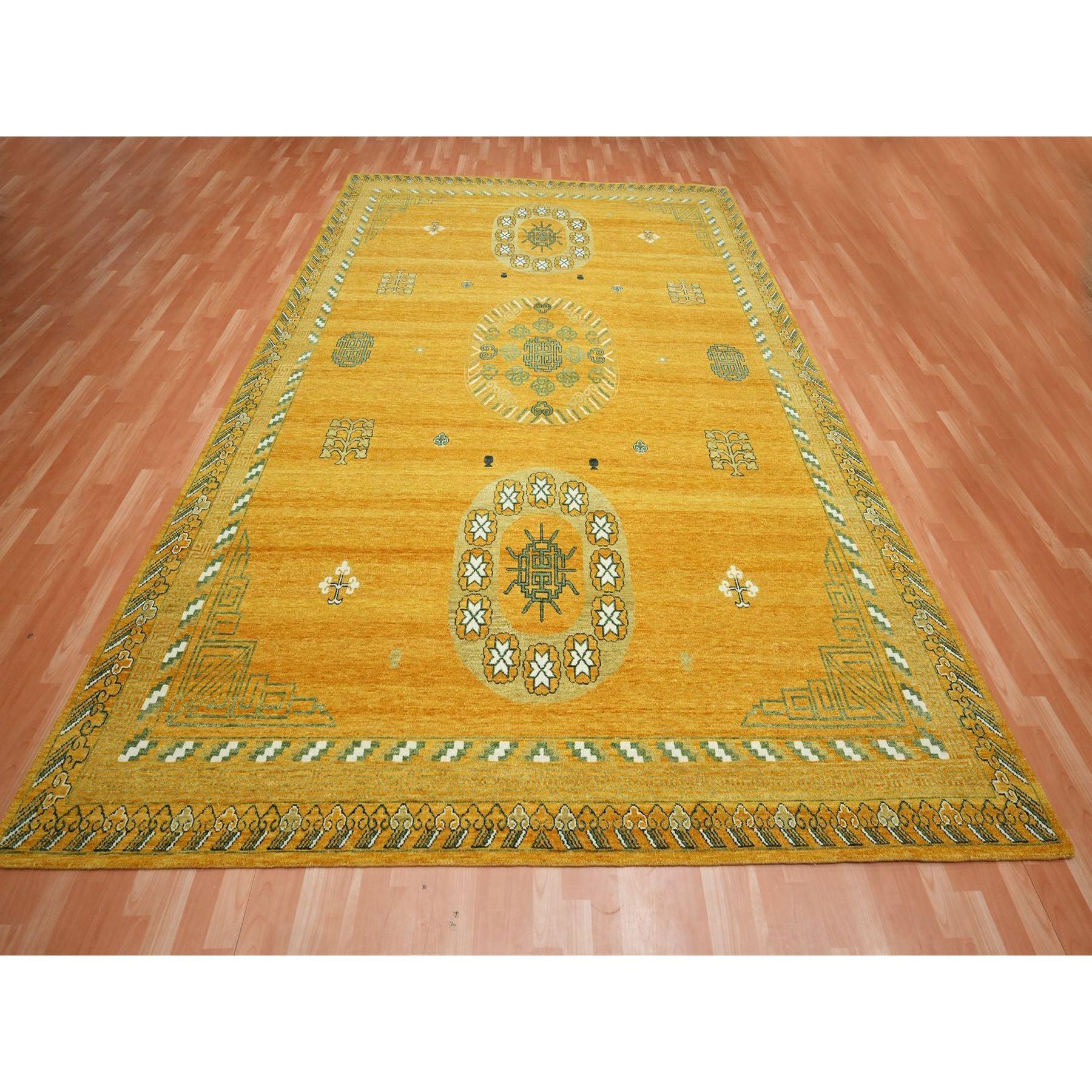 Jaune d'or, Design/One, noué à la main, 100% laine, rasé, densément tissé, tapis oriental
Matières premières : Laine
Latex : Pas de poils 
hauteur : 0,25 pouces
Style : Traditionnel
Couleur primaire : jaune
Couleurs secondaires : Ivoire, Vert
Modèle