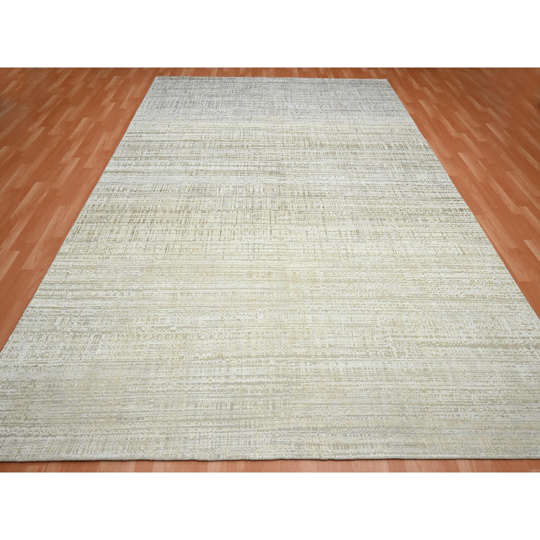 Elfenbeinfarben, Gradation Design, Modern, Strukturierte Wolle & reine Seide, Handgeknüpft, Orientteppich
Primäre MATERIALIEN: Wolle & Seide
Latex: Kein Flor 
Höhe: 0,25 Zoll
Stil: AM Contemporary
Grundfarbe: Elfenbein
Sekundäre Farben: