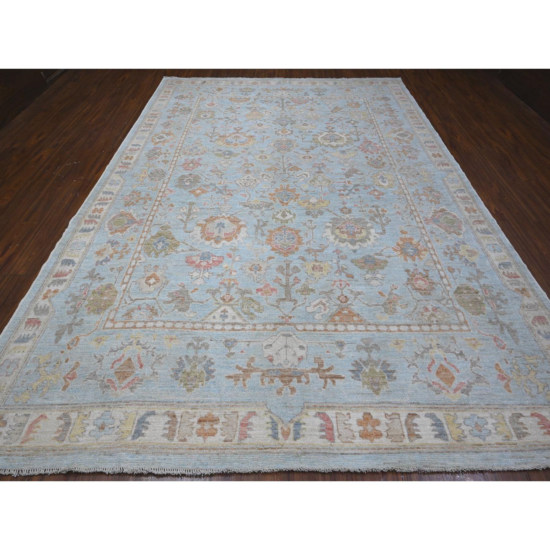 Ésta es una auténtica alfombra oriental de Angora Oushak, anudada a mano, de pura lana, única en su especie. Ha sido anudada durante meses y meses con técnicas artesanales de tejido centenarias por expertos artesanos.
Materiales primarios: