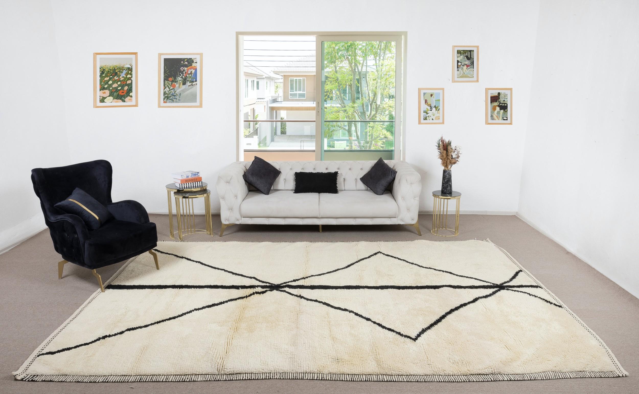Eleva il tuo spazio abitativo con il fascino squisito di questo nuovo tappeto moderno annodato a mano in berbero marocchino Beni Ourain, realizzato con precisione e cura in lana al 100%. Combinando il fascino del design marocchino con la sensibilità