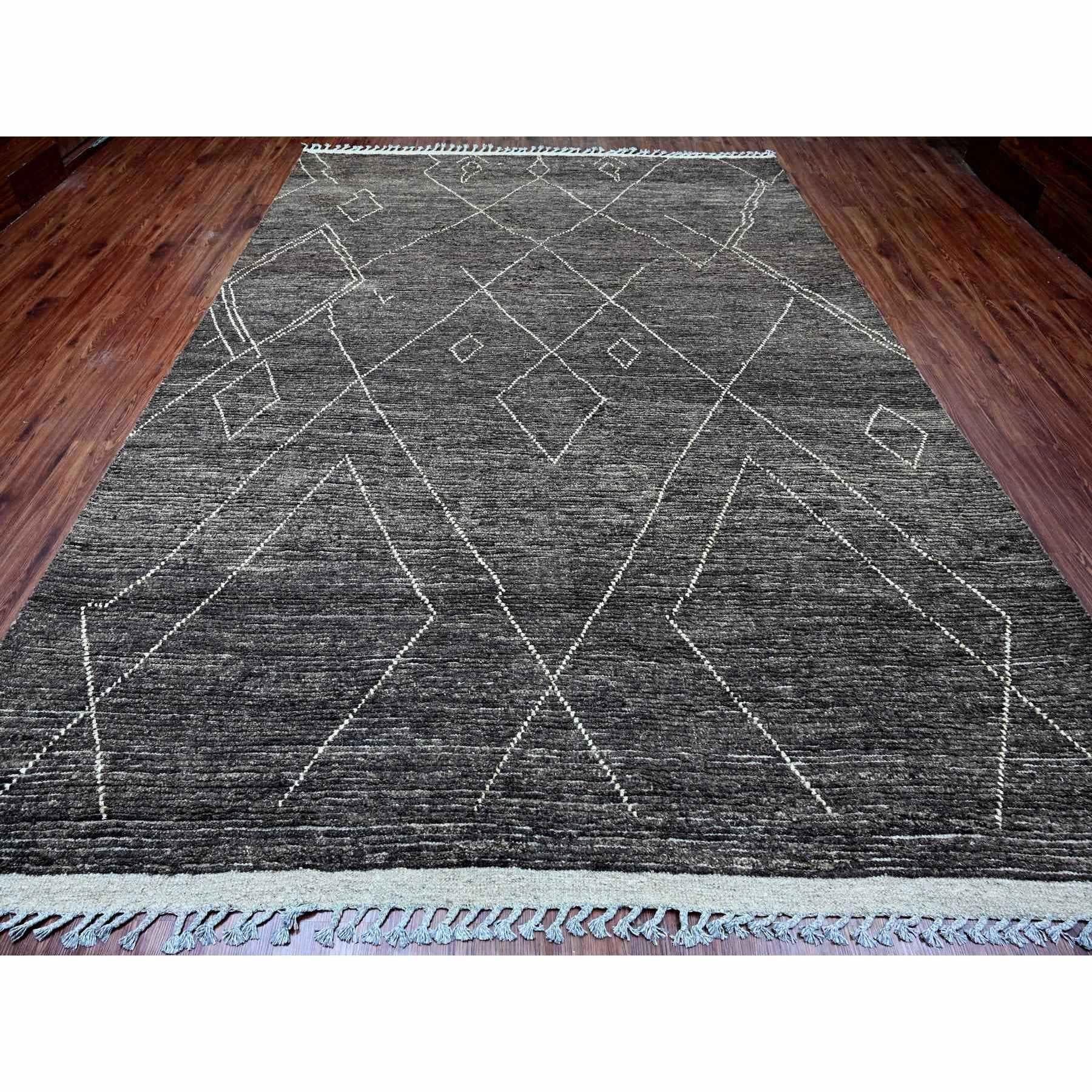 Noir anthracite, tissage marocain avec motif géométrique, laine douce, noué à la main, ton sur ton, poil texturé, tapis oriental
Matières premières : Laine 
Latex : Pas de poils 
hauteur : 0,25 pouces
Style : Traditionnel
Couleur primaire :