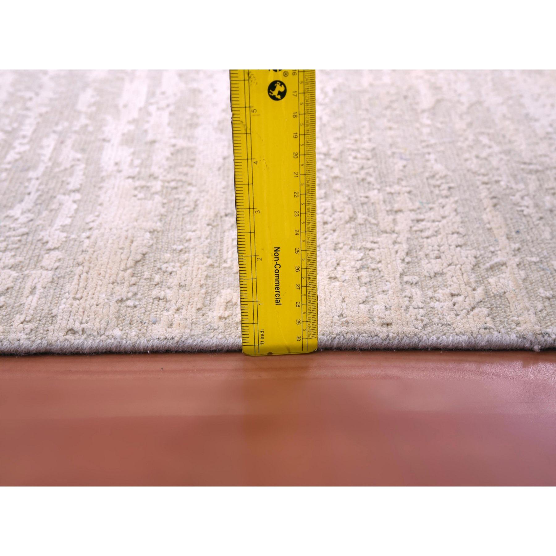 Alfombra Anudada a Mano de Seda y Lana Fundida 9'x12'Rosa Blanca con Timberwolf en venta 4