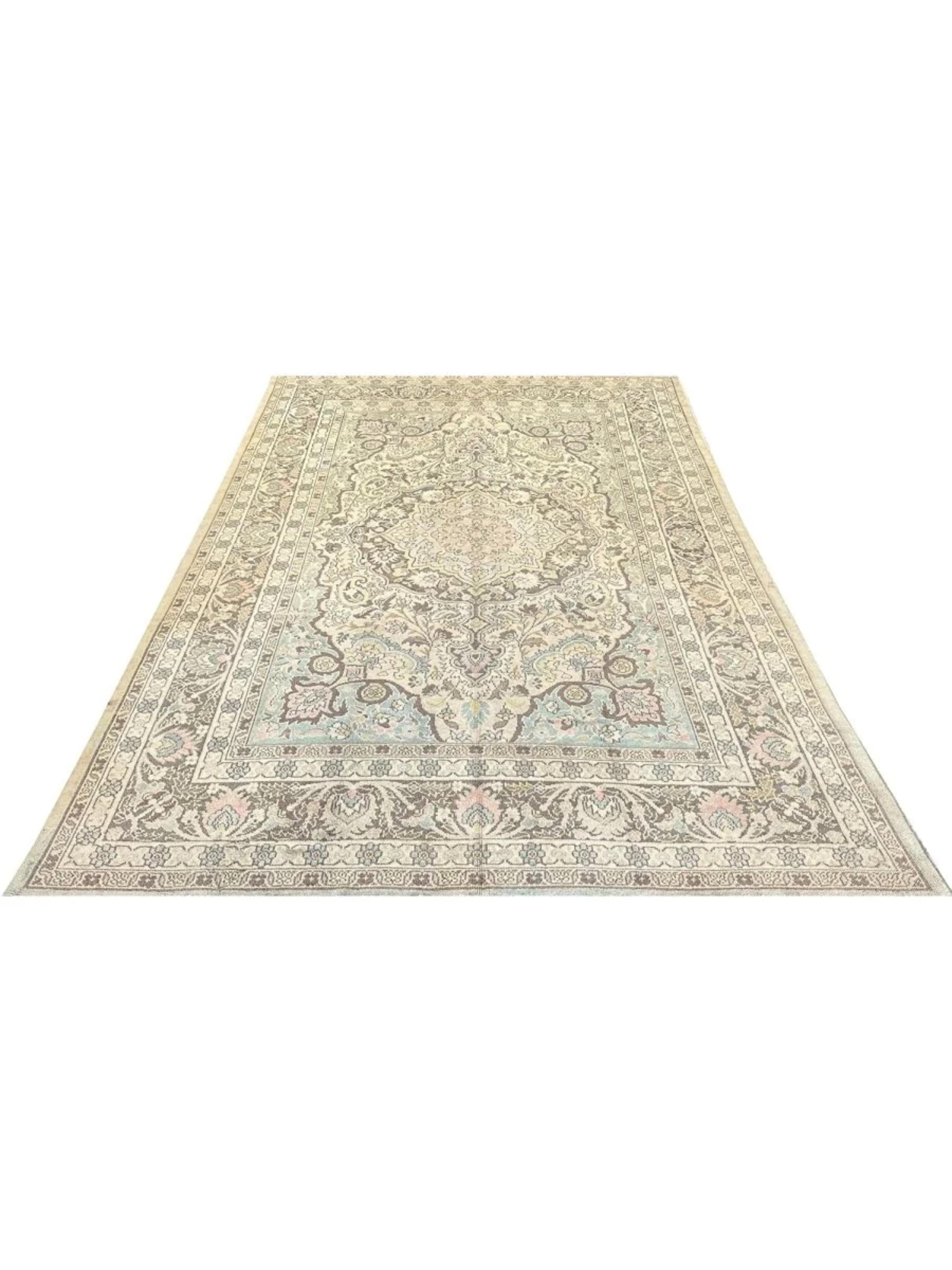 Migliora il tuo spazio con l'eleganza senza tempo di questo splendido Tappeto Oushak Turco Antico 9x13, un pezzo realizzato con maestria che dona raffinatezza e calore a qualsiasi ambiente. Tessuto a mano in Turchia, questo tappeto riflette il ricco