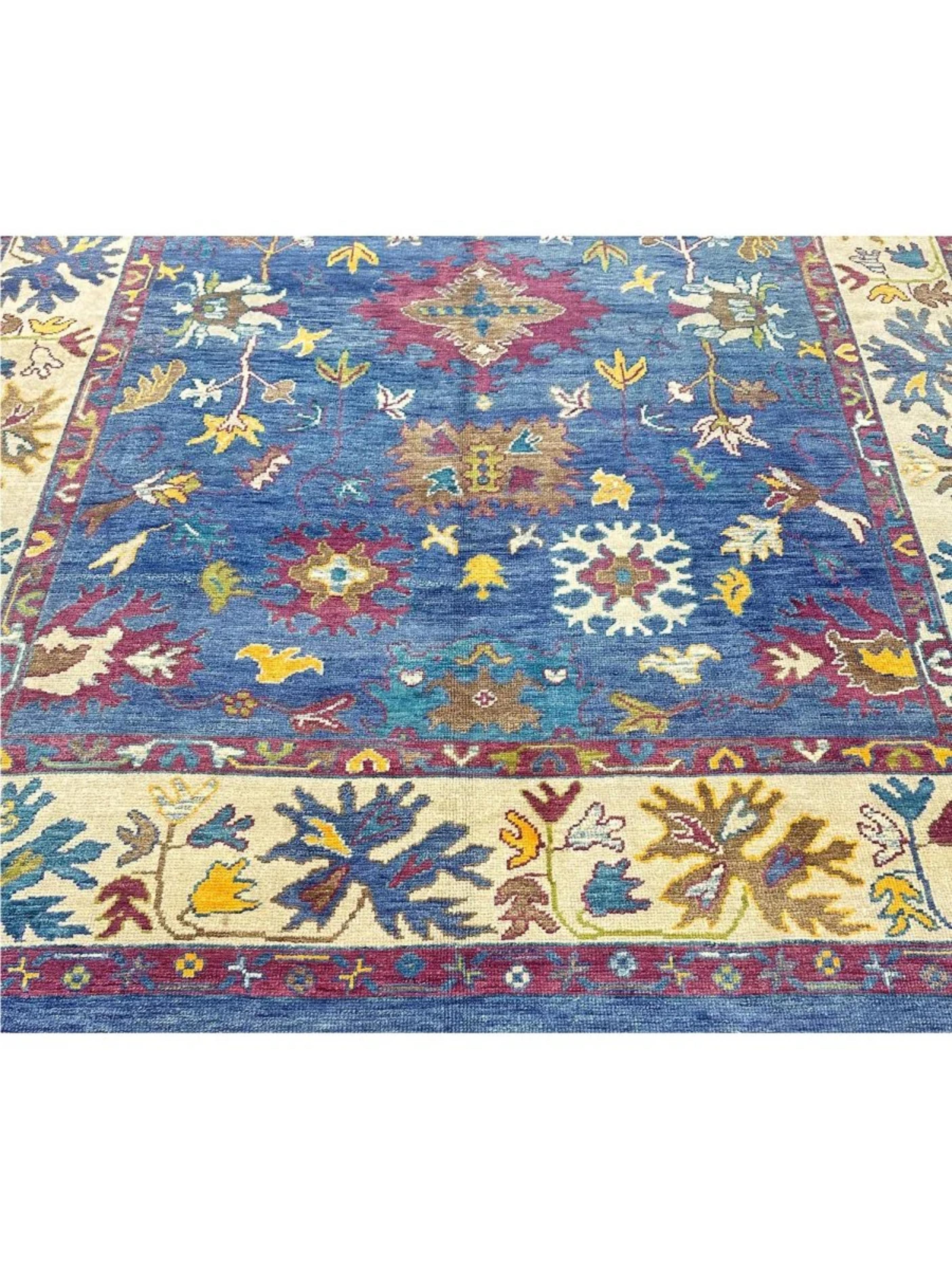L'élégance intemporelle de ce tapis turc Oushak 9x13 rehausse la décoration de votre intérieur. Noué à la main en Turquie selon des techniques traditionnelles transmises de génération en génération, ce tapis témoigne d'un savoir-faire exceptionnel