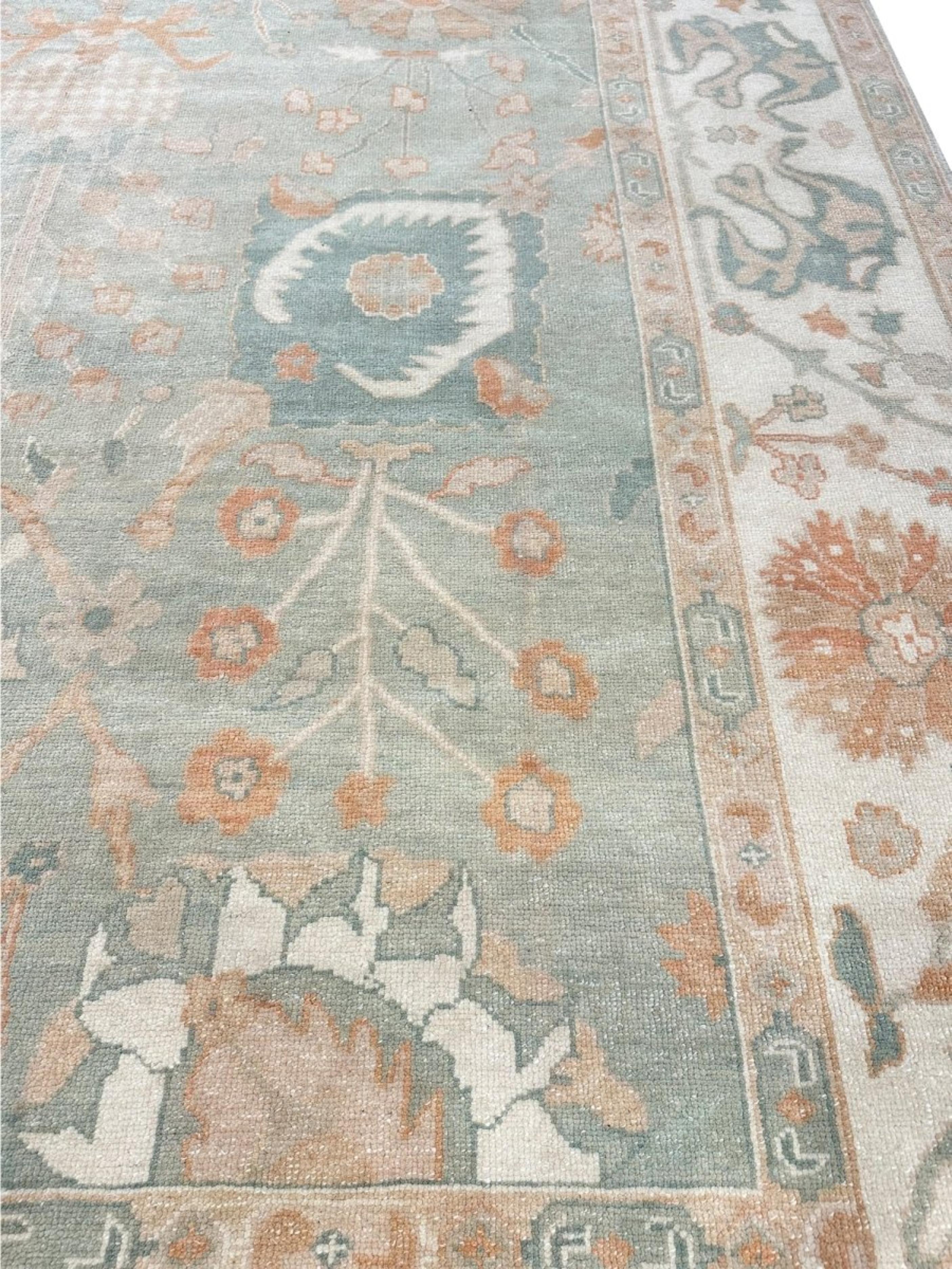 Verwandeln Sie Ihren Wohnbereich mit der zeitlosen Schönheit dieses traditionellen türkischen Oushak-Teppichs im Format 9x13, einem einzigartigen Stück, das Ihr Zuhause mit Eleganz und Charme aufwertet. Dieser außergewöhnliche Teppich wurde