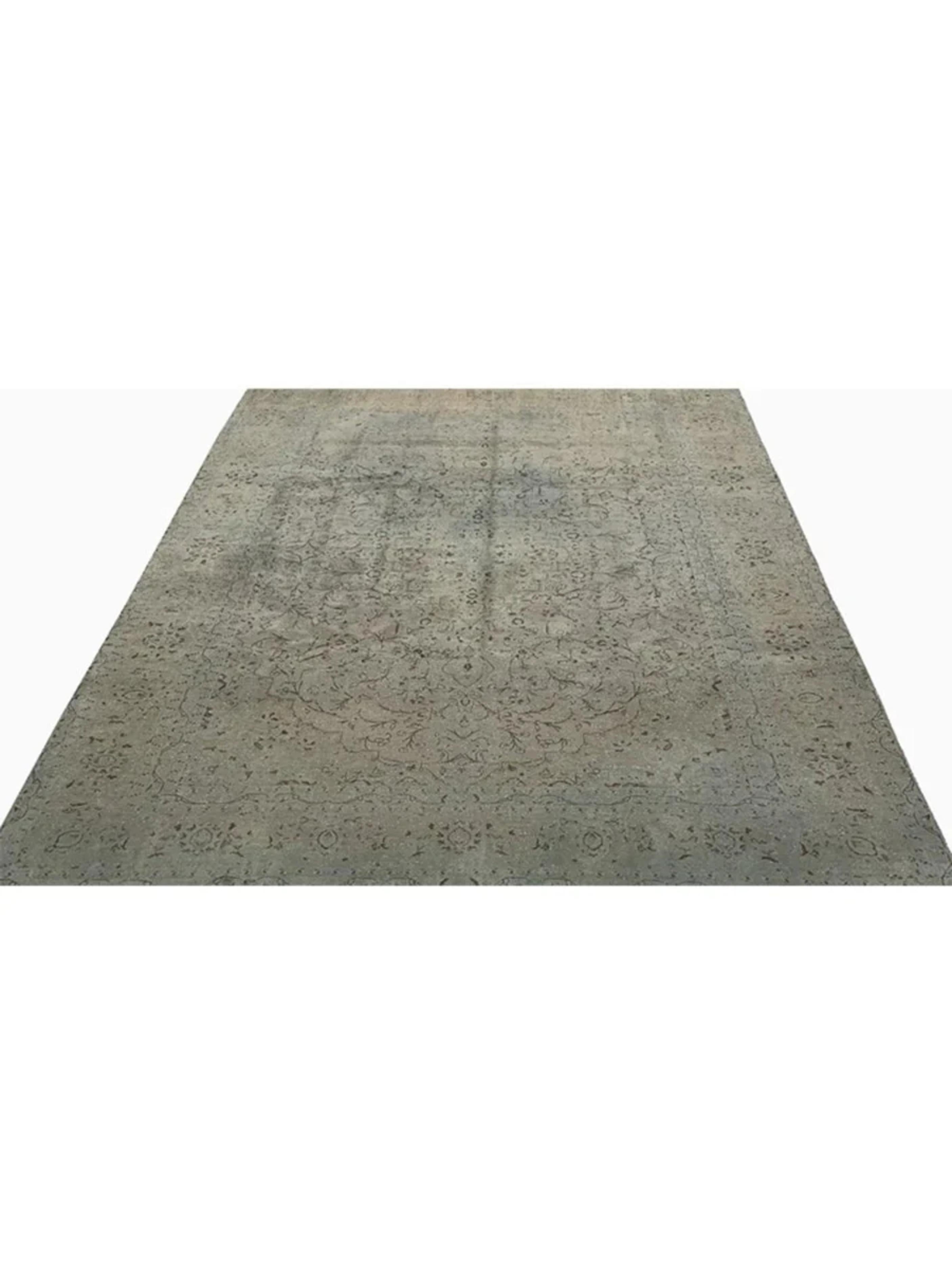 Il tappeto 9x13 Vintage Distressed Tabriz Area Rugs, annodato a mano, incarna una tranquilla raffinatezza e un'eleganza senza tempo. La sua tavolozza tenue, caratterizzata da toni tenui e sbiaditi di viola e beige, crea un'estetica serena e