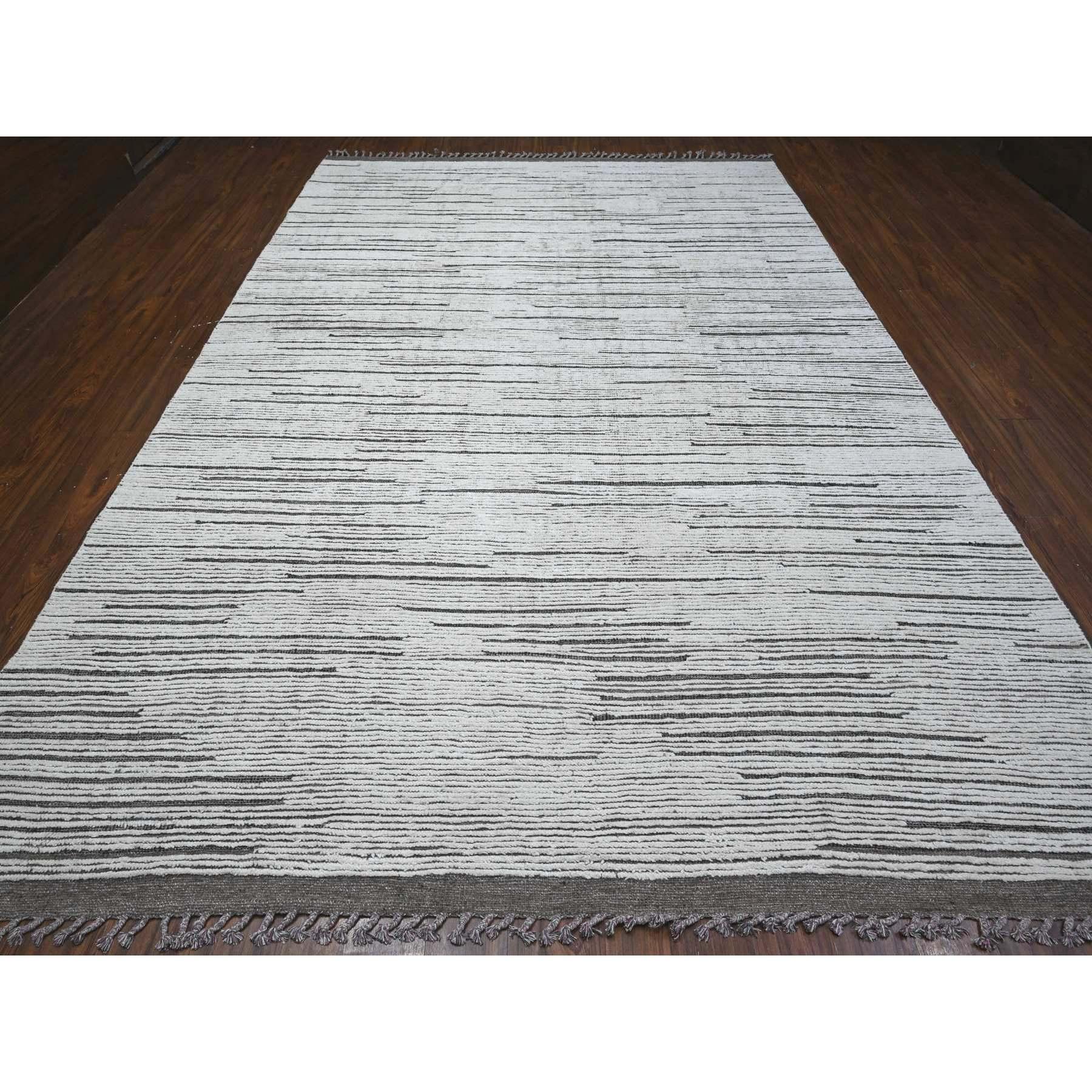 Se trata de una auténtica alfombra oriental de pura lana anudada a mano, de tejido marroquí, única en su género. Ha sido anudada durante meses y meses con técnicas artesanales de tejido centenarias por expertos artesanos.
Materiales primarios: