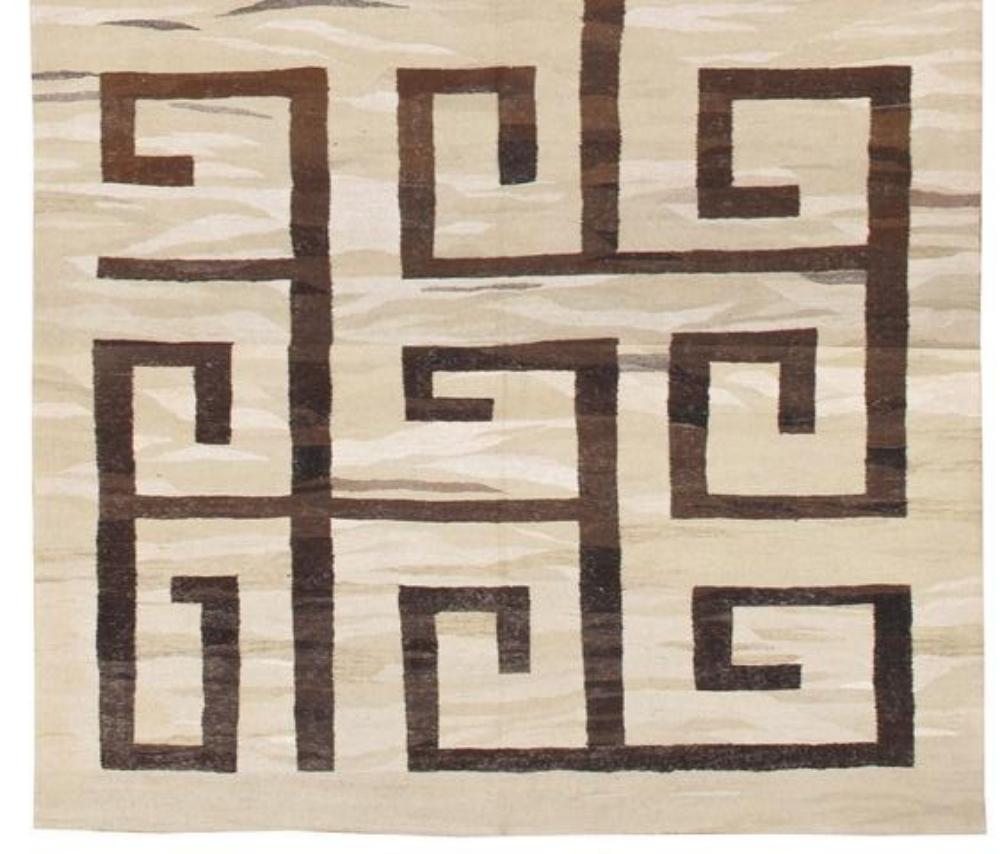 Un tapis Rug & Kilim surdimensionné à tissage plat en provenance de Turquie, fabriqué à partir de fils de chanvre naturel vintage dans des couleurs marron et crème. 
Robuste et idéal pour les intérieurs résidentiels et commerciaux. 
Taille : 9 x 16