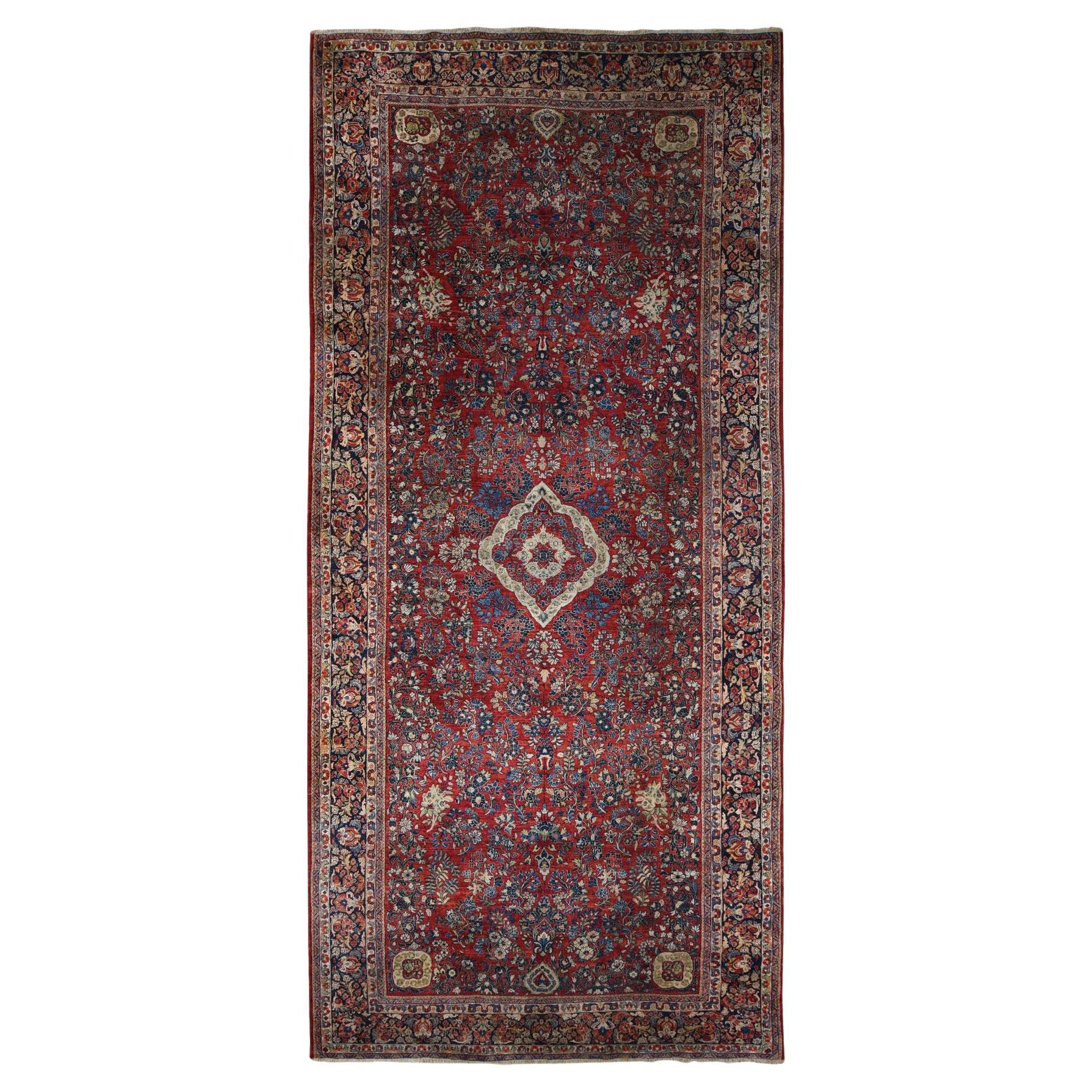 9'x19'4" Scheune Rot Antiker persischer Sarouk Seltener handgeknüpfter Wollteppich in Galeriegröße aus Sarouk im Angebot