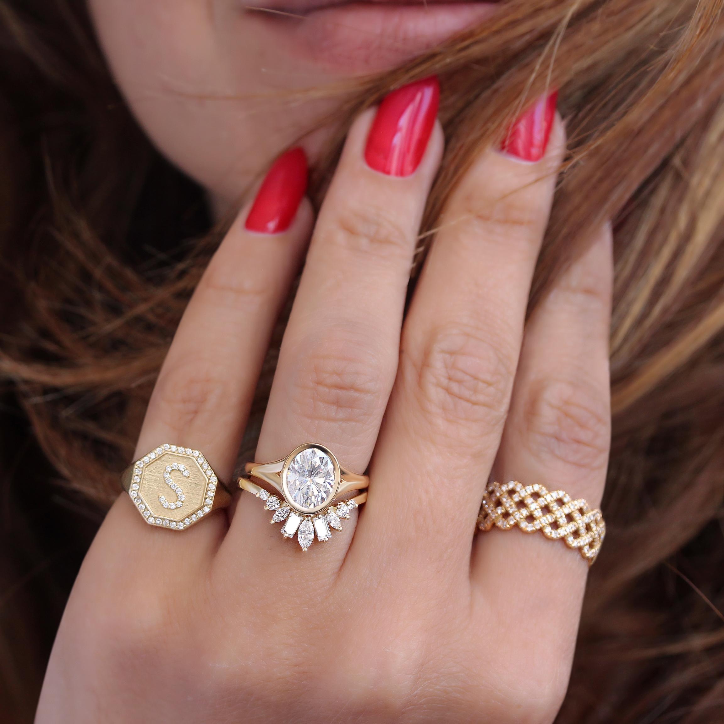 Im Angebot: 9X7mm Oval Moissanite Lünette Set Hidden Halo Einzigartige Verlobungsring Urban () 9