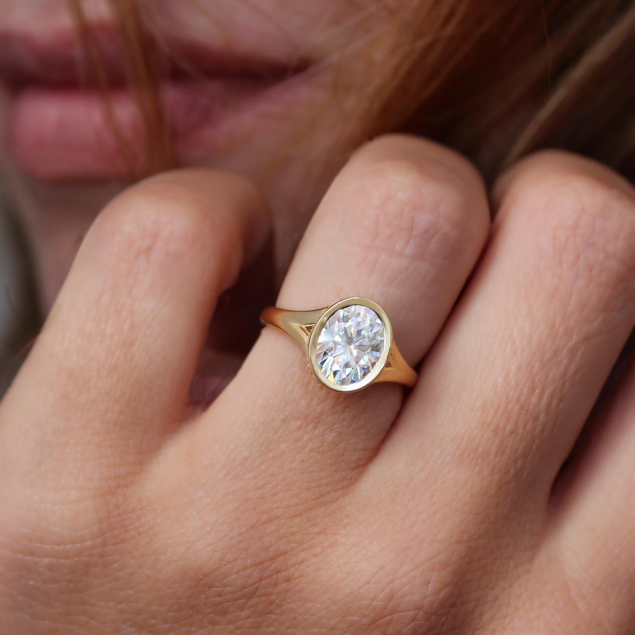 Im Angebot: 9X7mm Oval Moissanite Lünette Set Hidden Halo Einzigartige Verlobungsring Urban () 8