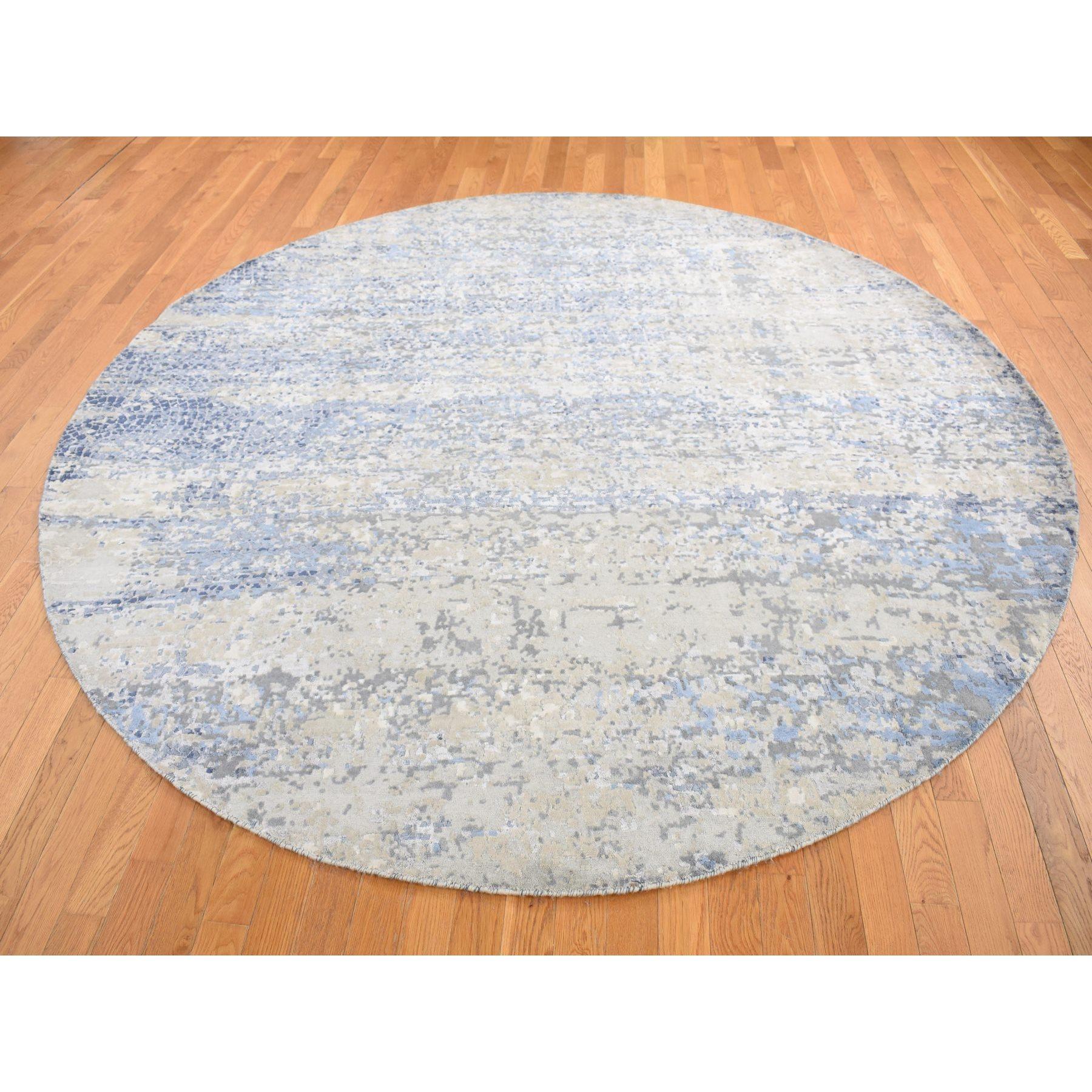 Kleiner Junge Blau, Broken Mosaic Design, Wolle und Seide, Handgeknüpft, Runder Orientteppich
Primäre MATERIALIEN: Wolle & Seide
Latex: Kein Flor 
Höhe: 0,25 Zoll
Stil: Transitional
Grundfarbe: Blau
Sekundäre Farben: Grau, Elfenbein
Muster:
