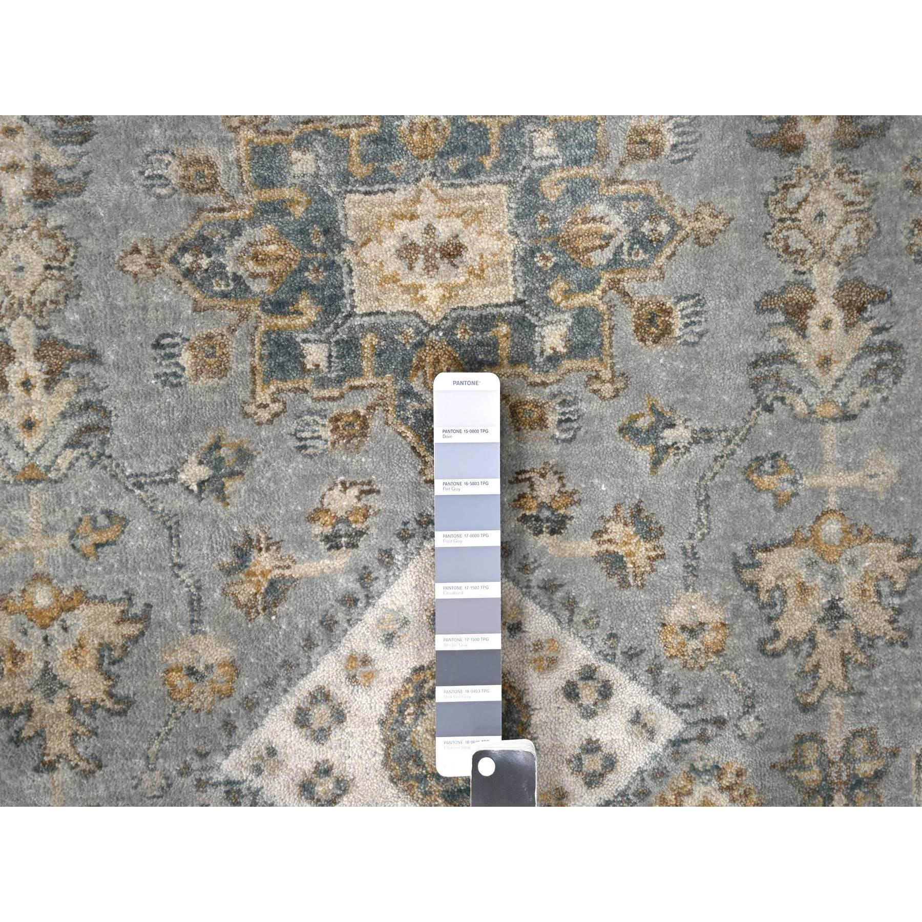 Indien 9'x9' Blue Gray Hand Knotsted Karajeh Design Wool Round Oriental Rug (tapis oriental rond) en vente