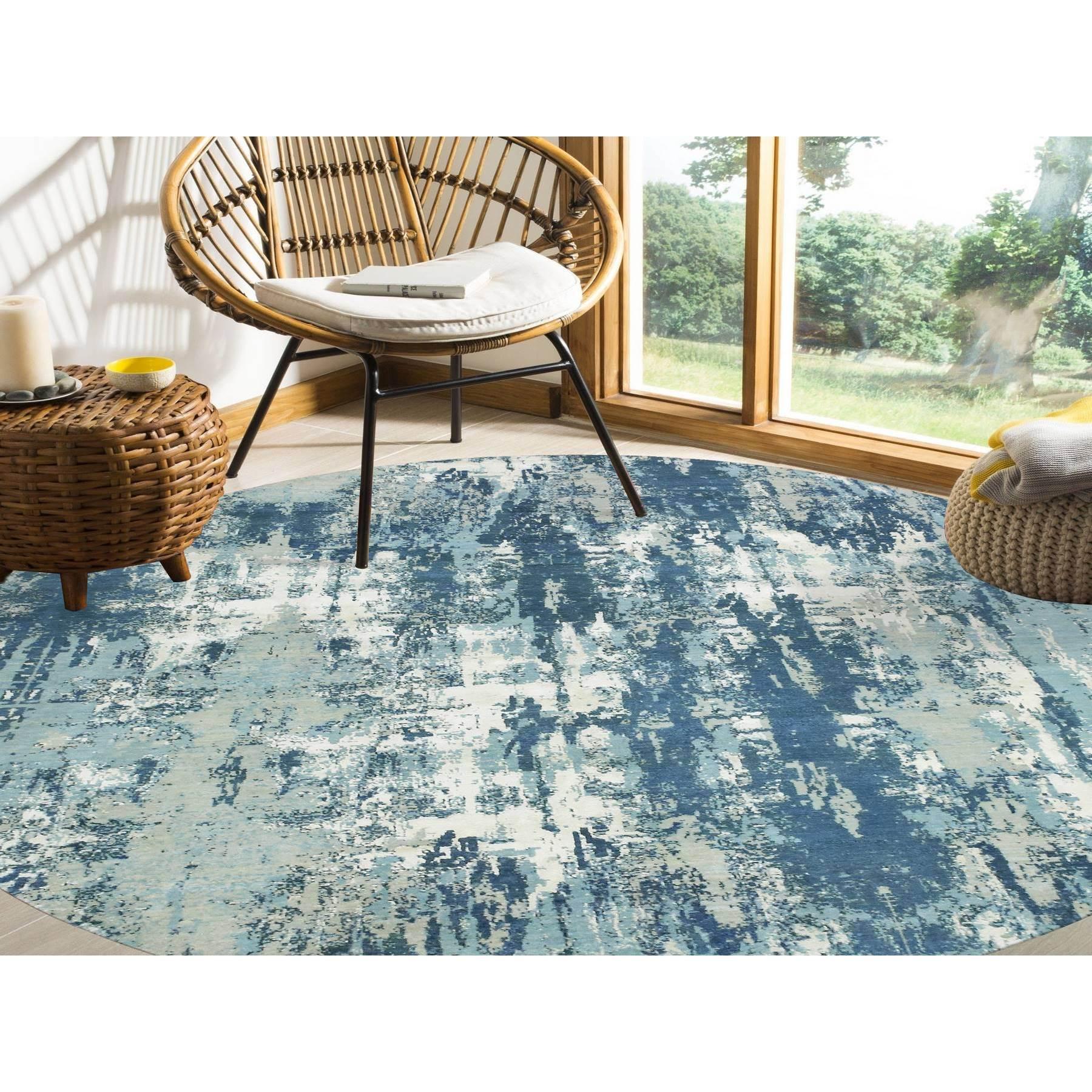 Ozeanblau, Handgeknüpftes abstraktes Design, Hochflor aus reiner Seide und Wolle, Runder Orientteppich
Primäre MATERIALIEN: Wolle & Seide
Latex: Kein Flor 
Höhe: 0,25 Zoll
Stil: Transitional
Grundfarbe: Blau
Sekundärfarben: Elfenbein, Grau
Muster: