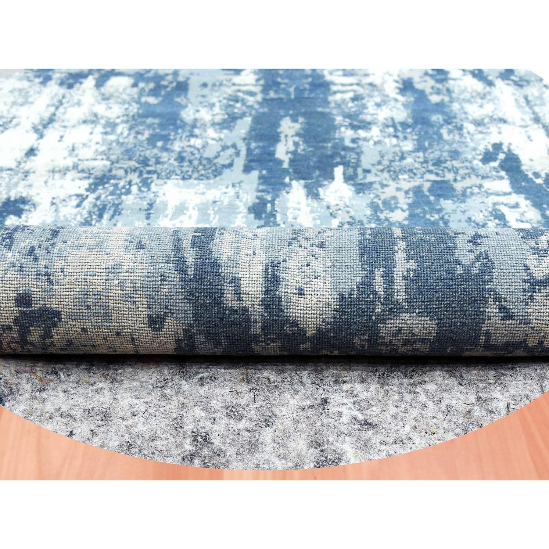 9'x9' Blau handgeknüpftes abstraktes Design Reine Seide und Wolle Runde Teppich (Handgeknüpft) im Angebot