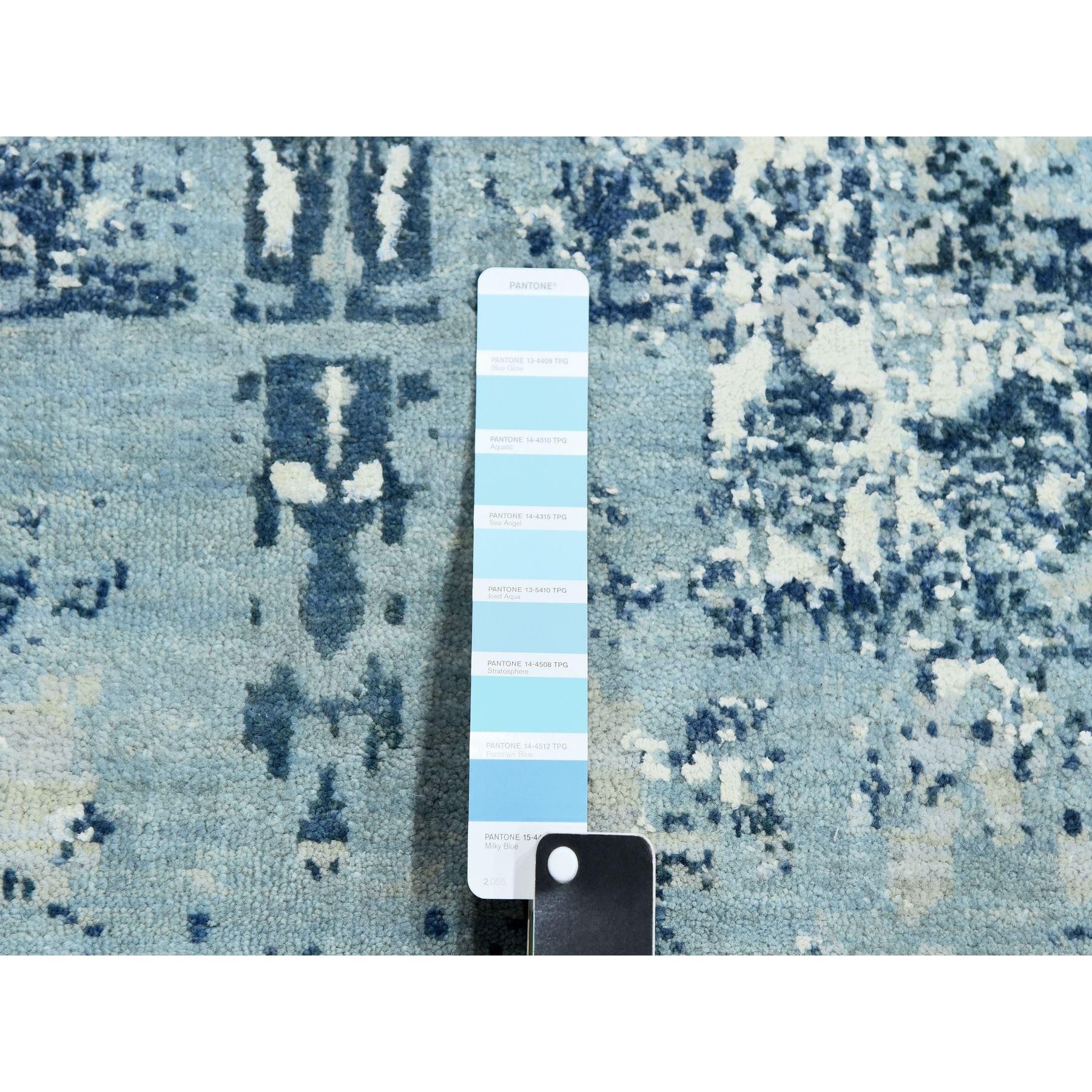 9'x9' Blau handgeknüpftes abstraktes Design Reine Seide und Wolle Runde Teppich im Angebot 1