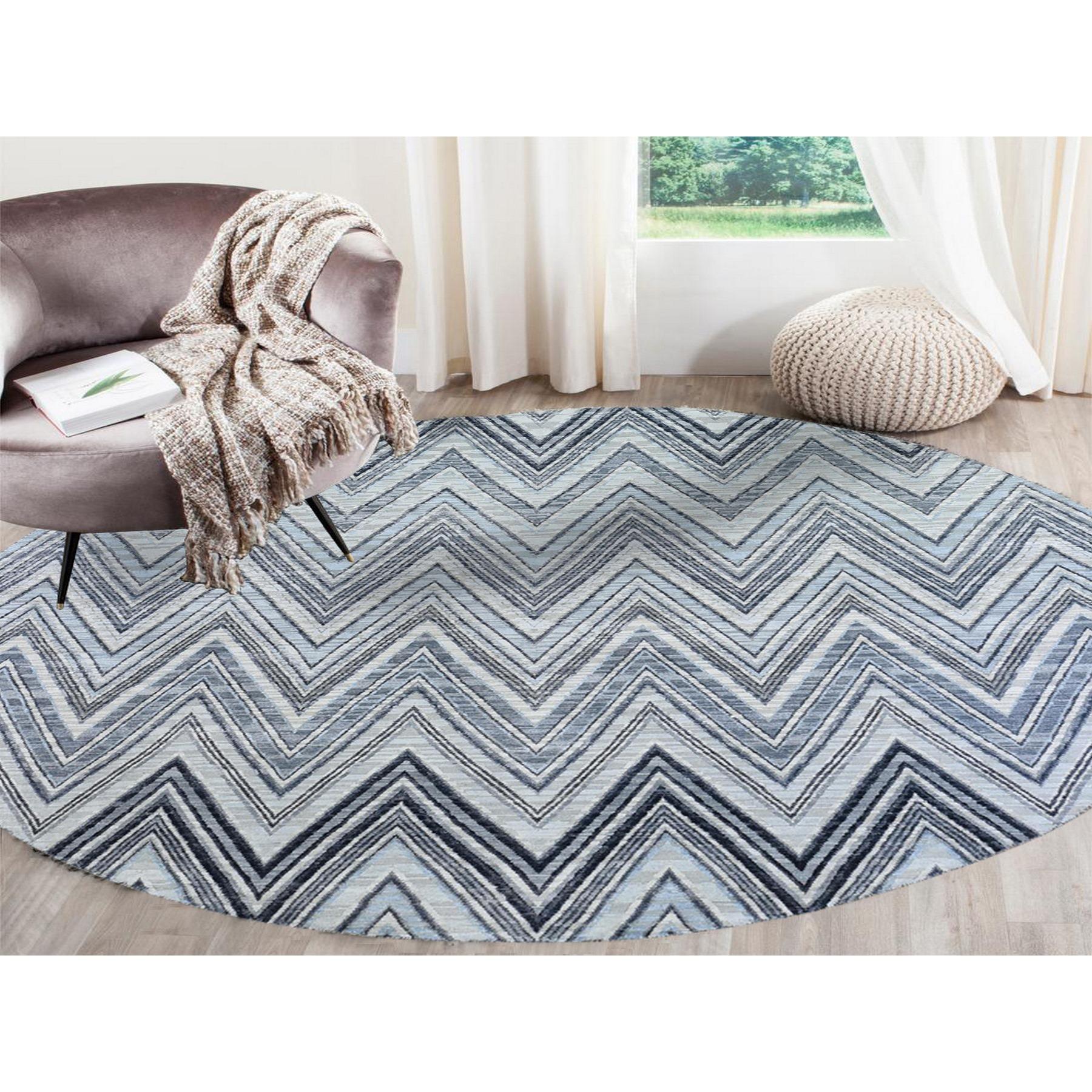 Dies ist eine wirklich echte one-of-a-kind grau-blau Chevron Design strukturierte Wolle und reine Seide handgeknüpft Runde orientalischen Teppich. Es wurde monatelang von erfahrenen Handwerkern in der jahrhundertealten persischen Webtechnik