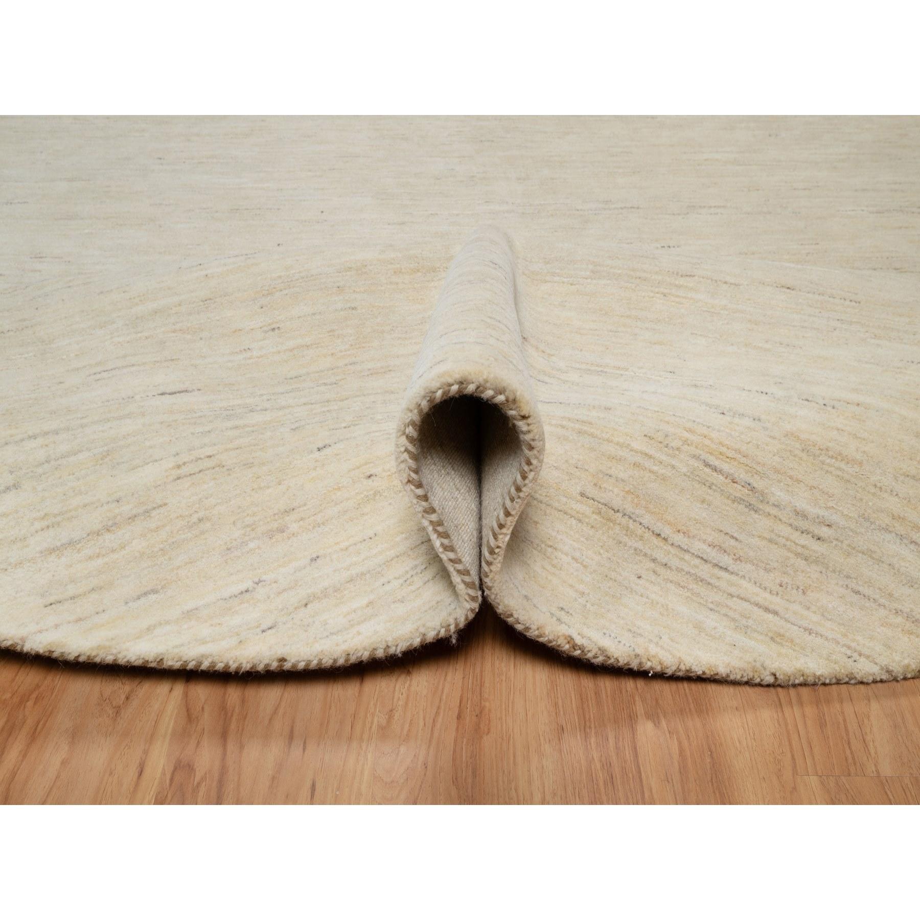 Annodato a mano Tappeto rotondo in pura lana 9'x9' Parchment White annodato a mano con un design moderno e lineare in vendita