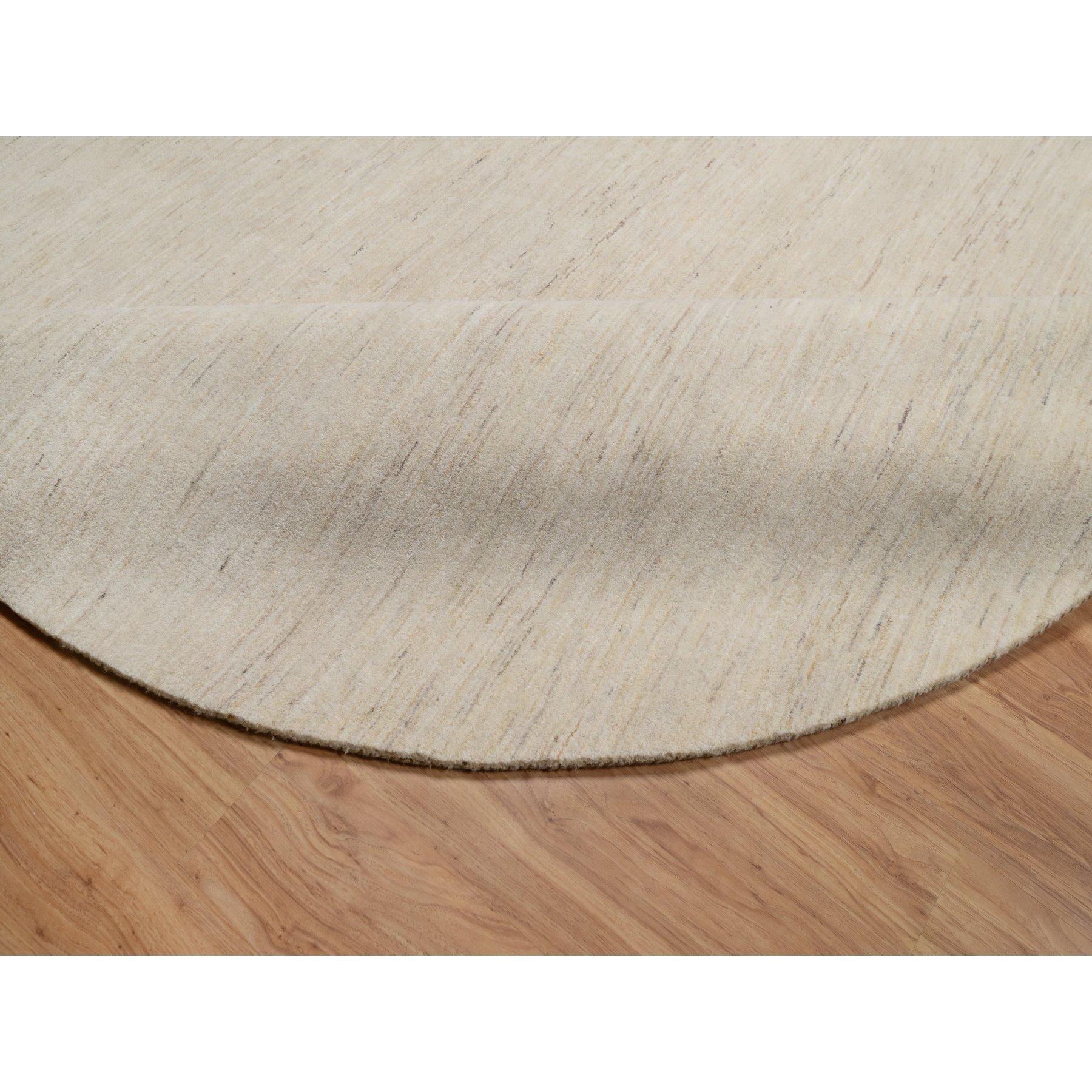 Tappeto rotondo in pura lana 9'x9' Parchment White annodato a mano con un design moderno e lineare In condizioni Nuovo in vendita a Carlstadt, NJ