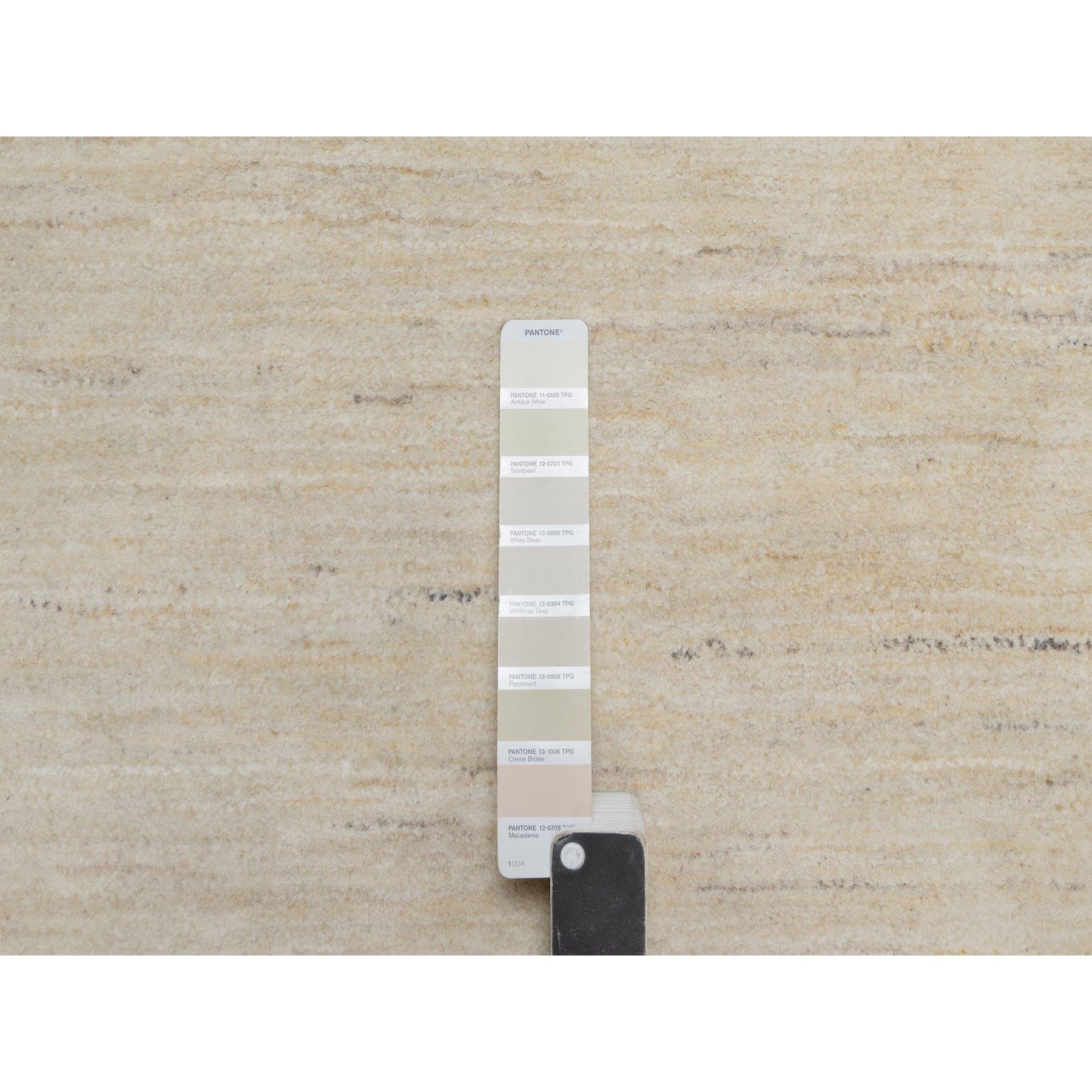 XXI secolo e contemporaneo Tappeto rotondo in pura lana 9'x9' Parchment White annodato a mano con un design moderno e lineare in vendita