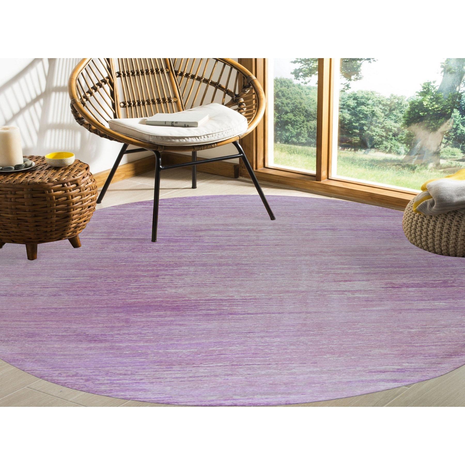 Il s'agit d'un véritable tapis oriental rond noué à la main, en laine organique rose à poils nuls, avec un design ombré horizontal. Il a été tissé pendant des mois et des mois selon les techniques séculaires de l'artisanat persan par des artisans