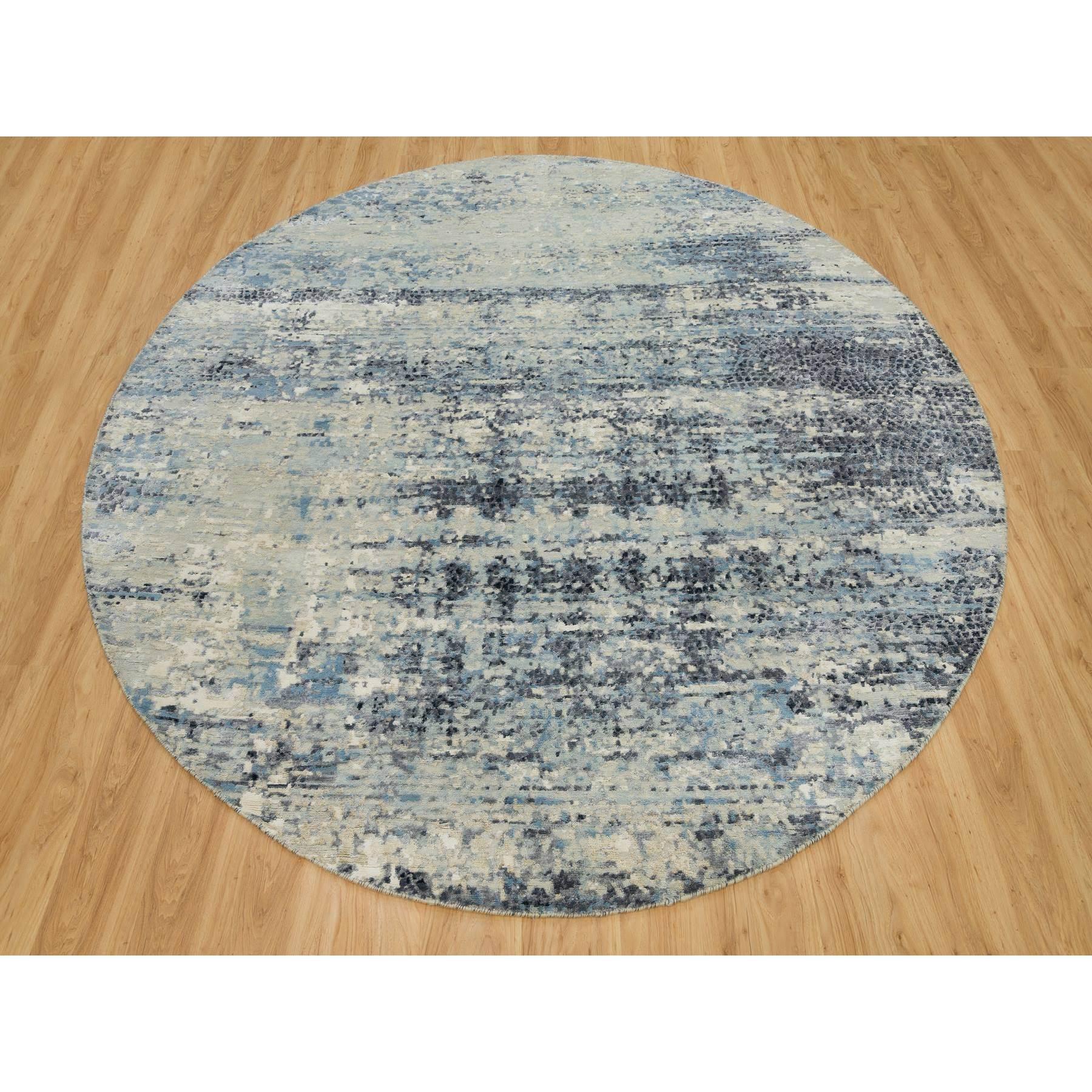 Si tratta di un autentico esemplare unico annodato a mano di Tappeto orientale moderno astratto con disegno a mosaico, in lana e seta. È stato annodato per mesi e mesi con tecniche di tessitura secolari da esperti artigiani.
Materiali primari: Lana