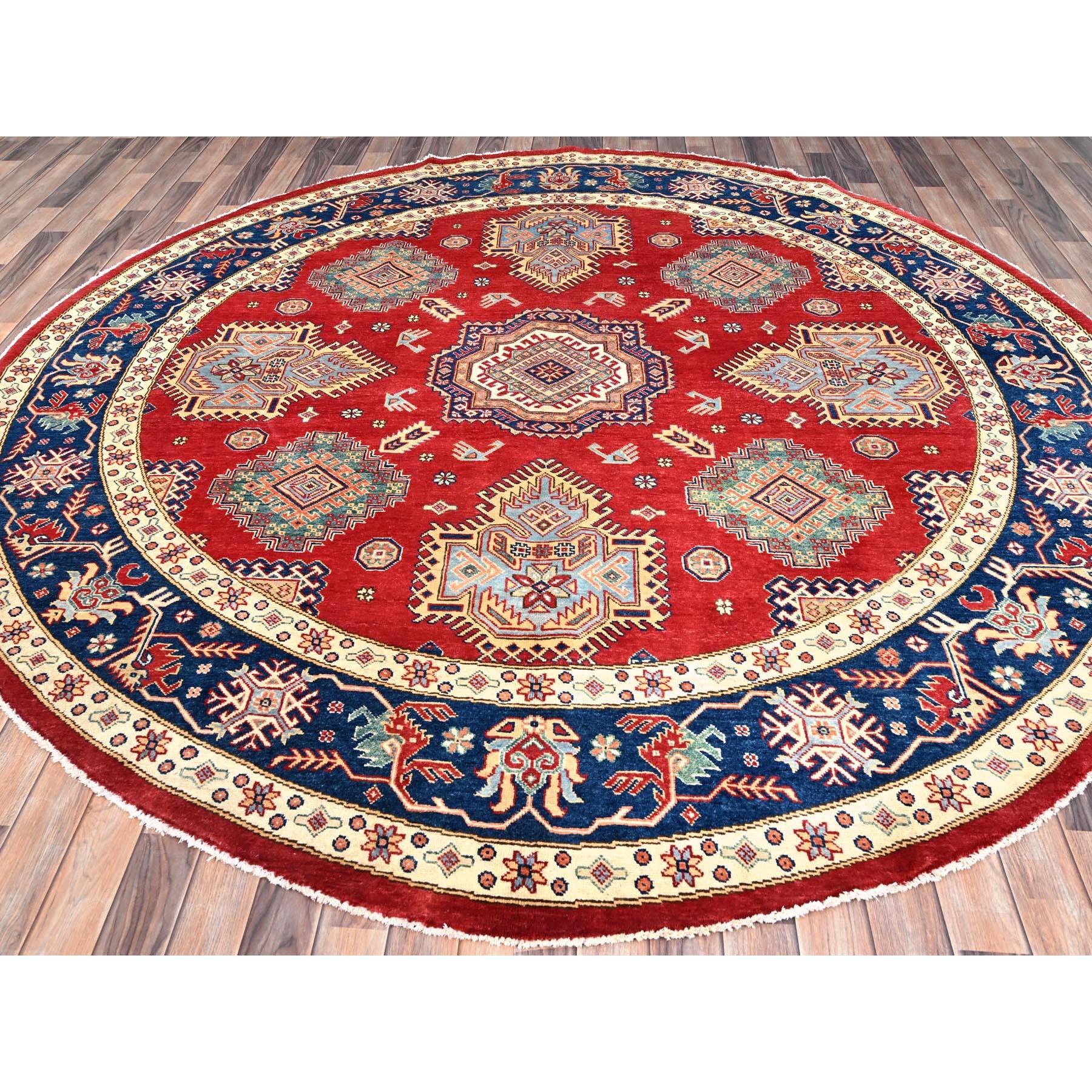 Il s'agit d'un véritable tapis d'Orient Kazak, noué à la main, en pure laine, unique en son genre. Il a été noué pendant des mois et des mois selon des techniques de tissage séculaires par des artisans experts.
Matières premières : Laine
Latex : Pas