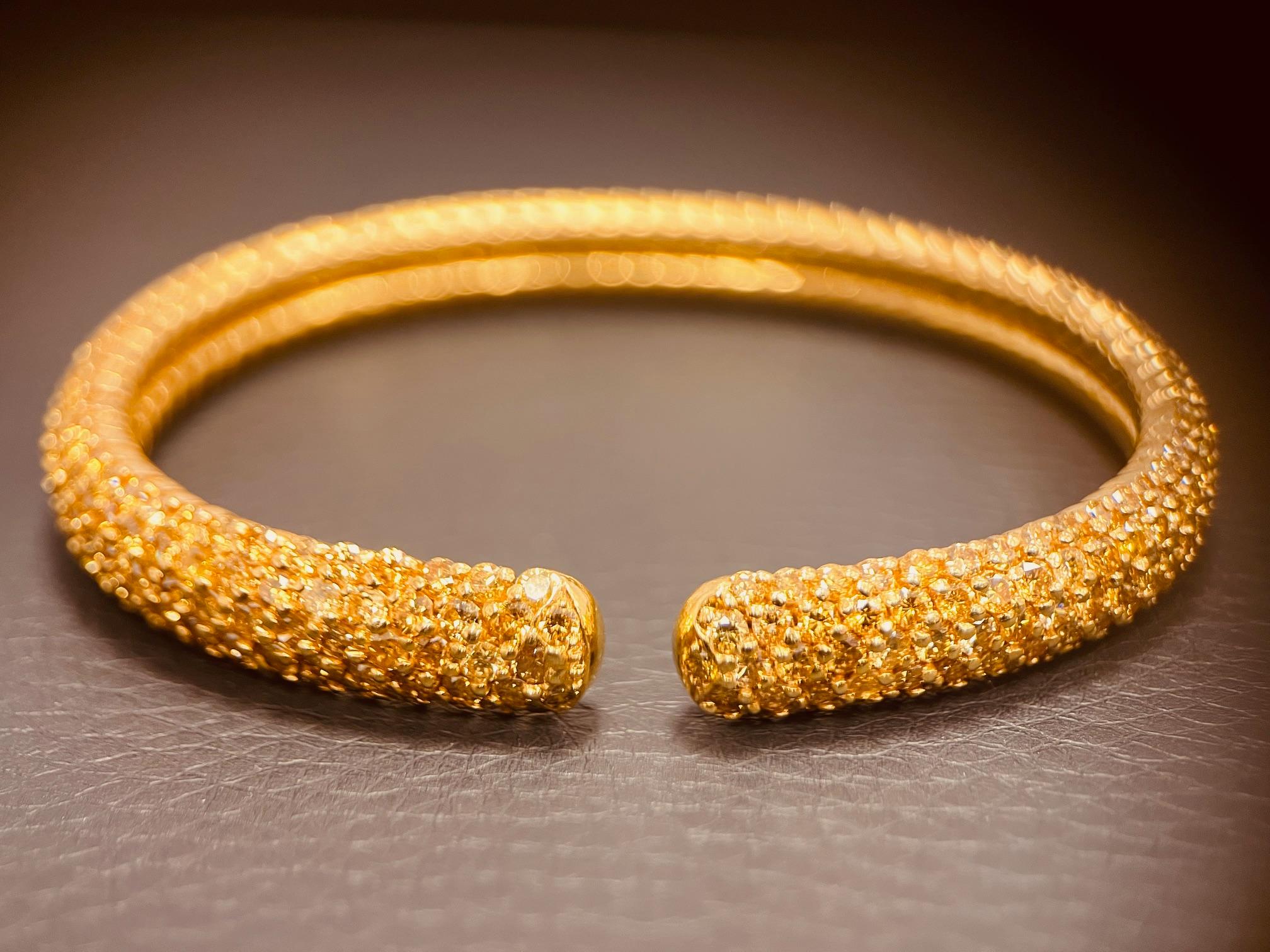 Bracelet jonc fantaisie en diamant jaune de 12 carats serti en pavé, 9 mm de large en vente 2