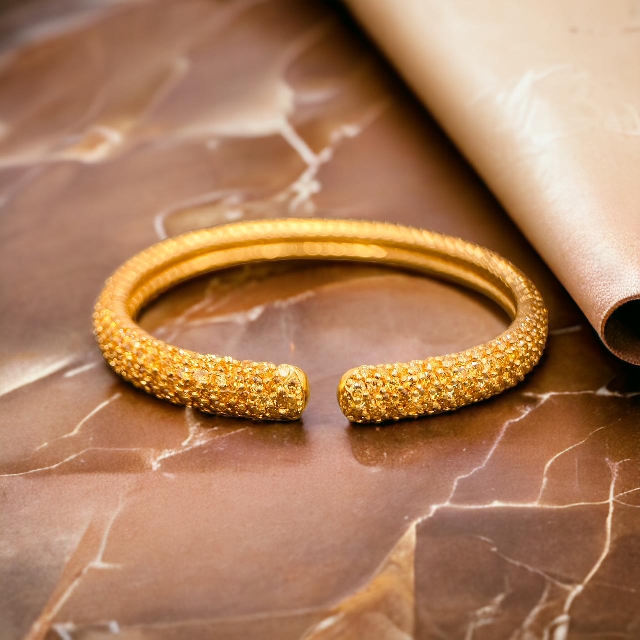 Taille brillant Bracelet jonc fantaisie en diamant jaune de 12 carats serti en pavé, 9 mm de large en vente