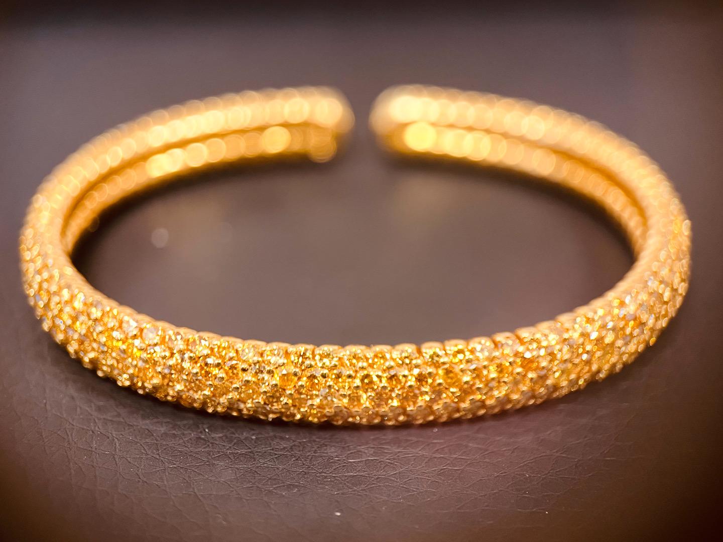 Bracelet jonc fantaisie en diamant jaune de 12 carats serti en pavé, 9 mm de large en vente 1
