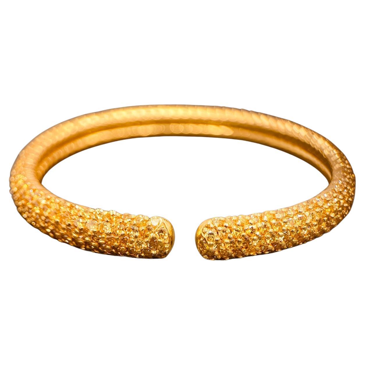Bracelet jonc fantaisie en diamant jaune de 12 carats serti en pavé, 9 mm de large en vente