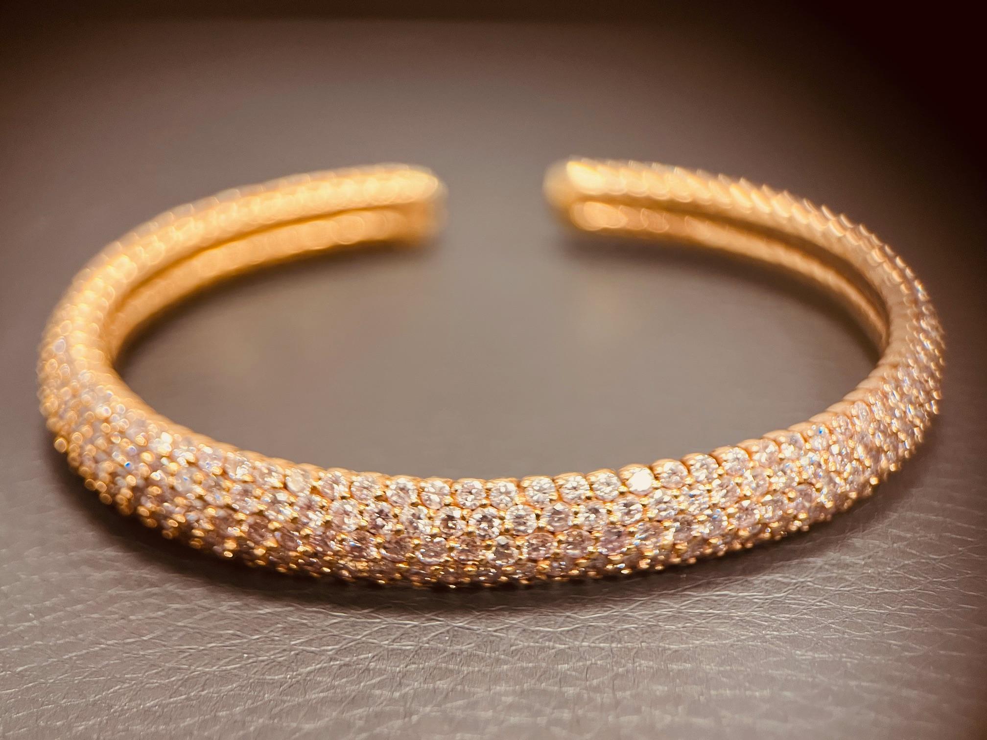A pavé set fancy pink diamond bangle in 18ct pink gold; With approximately 12cts of diamonds of strong pink hue. Bangle width 9mm. External circumference: 5.7mm. Internal circumference: 5mm. Signed avakian
750 18K. Circa 1990’s. Price: £44,000. Item