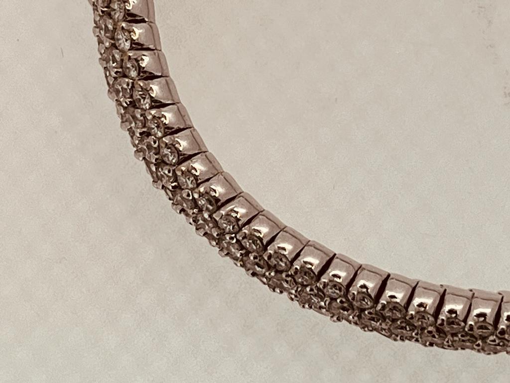 Bracelet jonc fantaisie en diamant blanc de 12 carats serti en pavé, 9 mm de large en vente 4