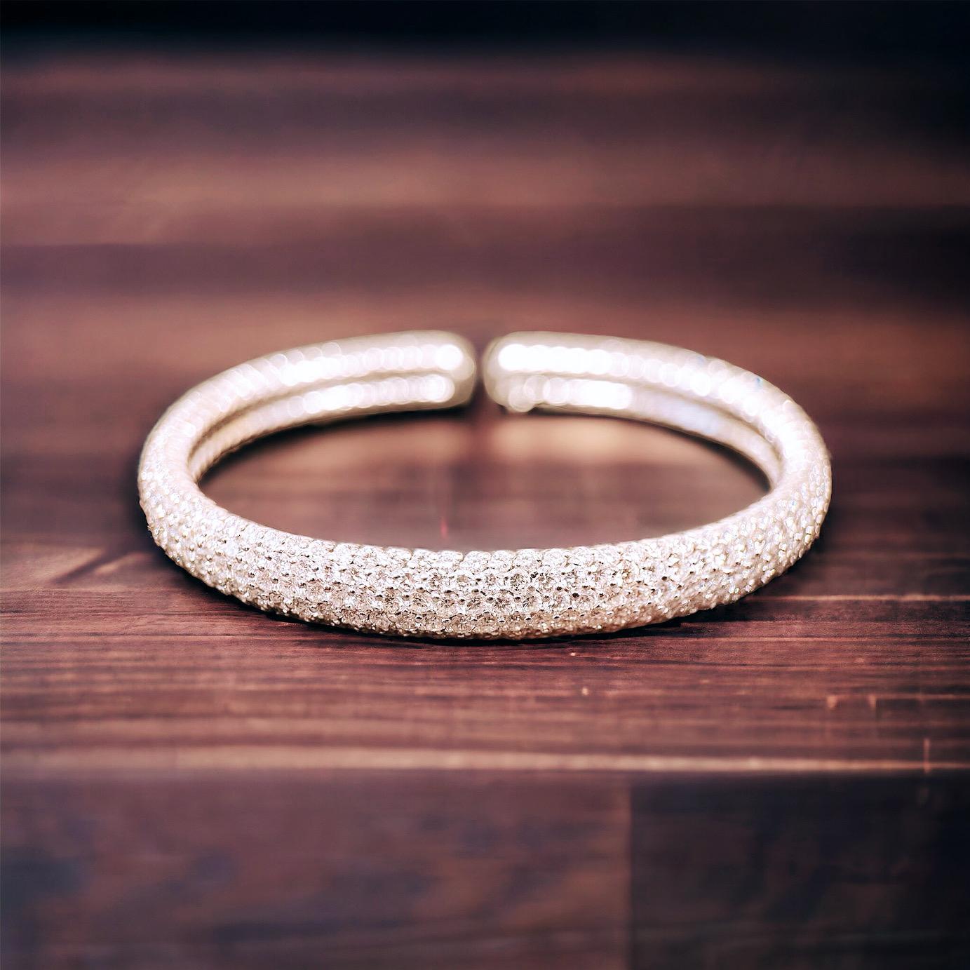 Bracelet jonc fantaisie en diamant blanc de 12 carats serti en pavé, 9 mm de large en vente 5
