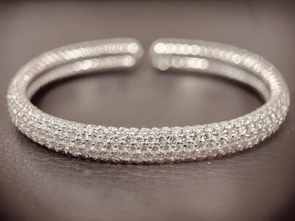Bracelet jonc fantaisie en diamant blanc de 12 carats serti en pavé, 9 mm de large en vente 9