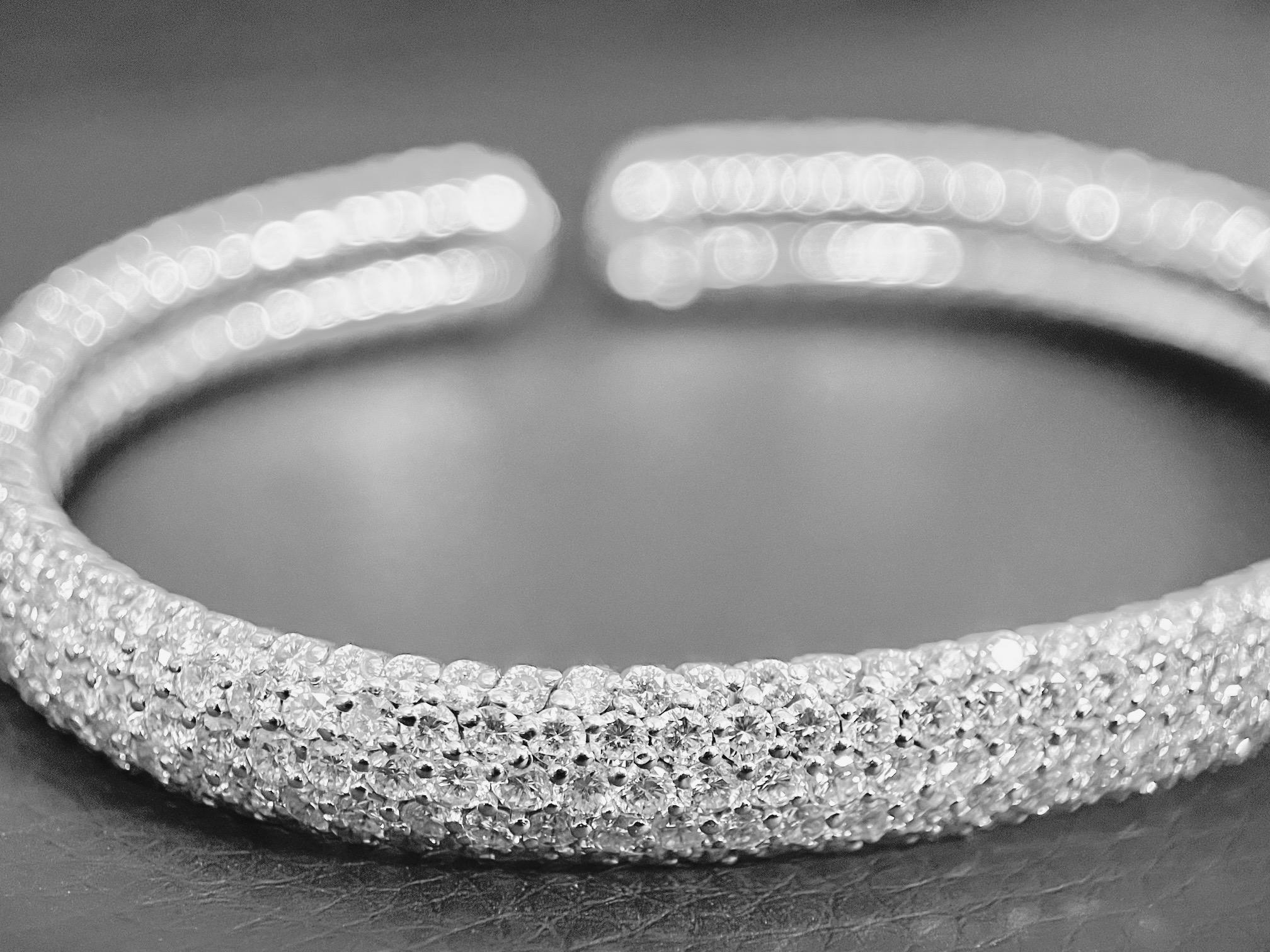 Bracelet jonc fantaisie en diamant blanc de 12 carats serti en pavé, 9 mm de large en vente 11