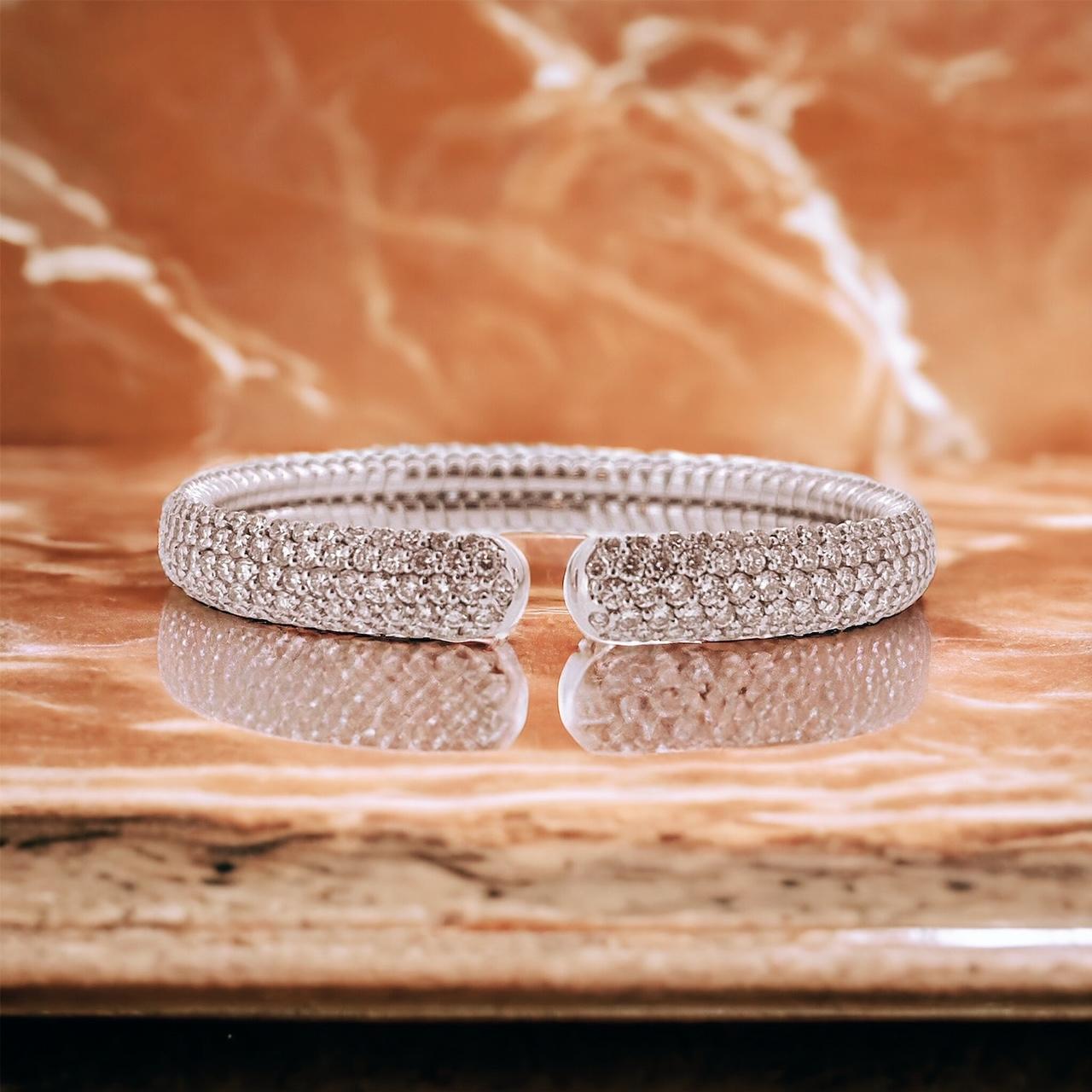 Bracelet jonc fantaisie en diamant blanc de 12 carats serti en pavé, 9 mm de large en vente 6