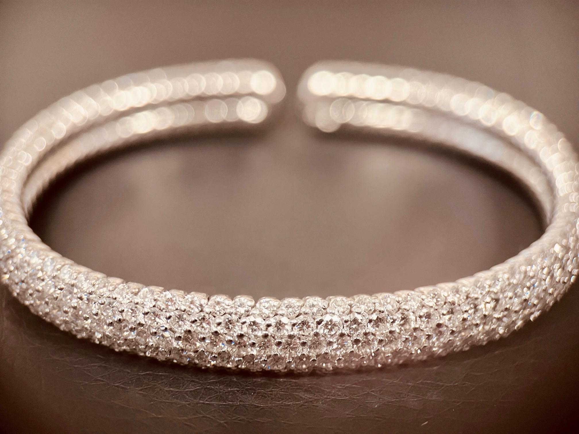 Bracelet jonc fantaisie en diamant blanc de 12 carats serti en pavé, 9 mm de large en vente 3