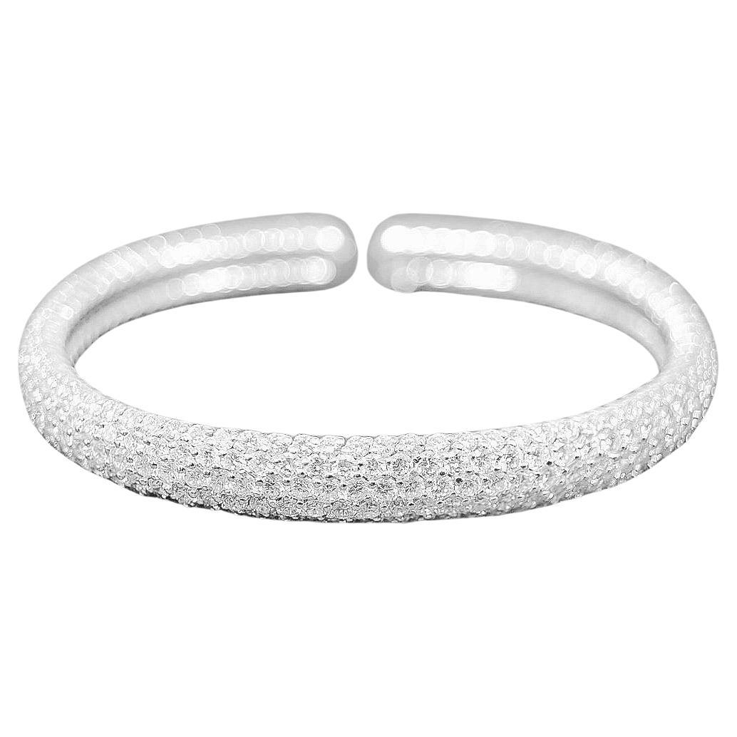 Bracelet jonc fantaisie en diamant blanc de 12 carats serti en pavé, 9 mm de large en vente