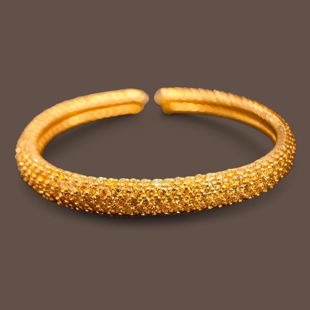 Bracelet jonc fantaisie en diamant jaune de 12 carats serti en pavé, 9 mm de large en vente 7