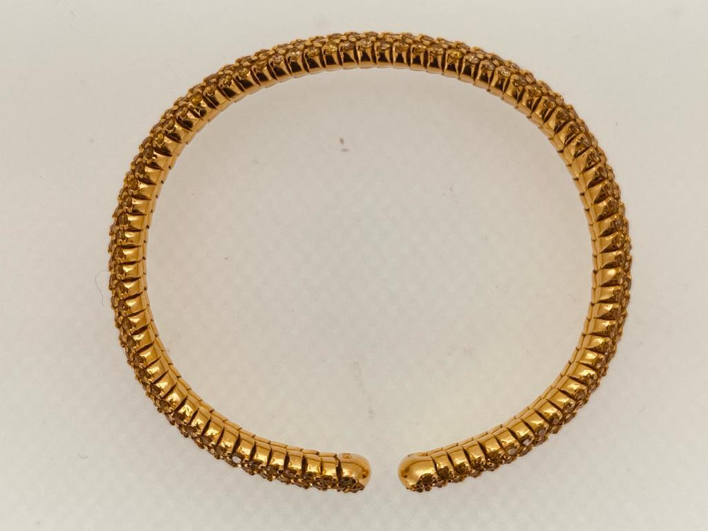 Bracelet jonc fantaisie en diamant jaune de 12 carats serti en pavé, 9 mm de large en vente 9