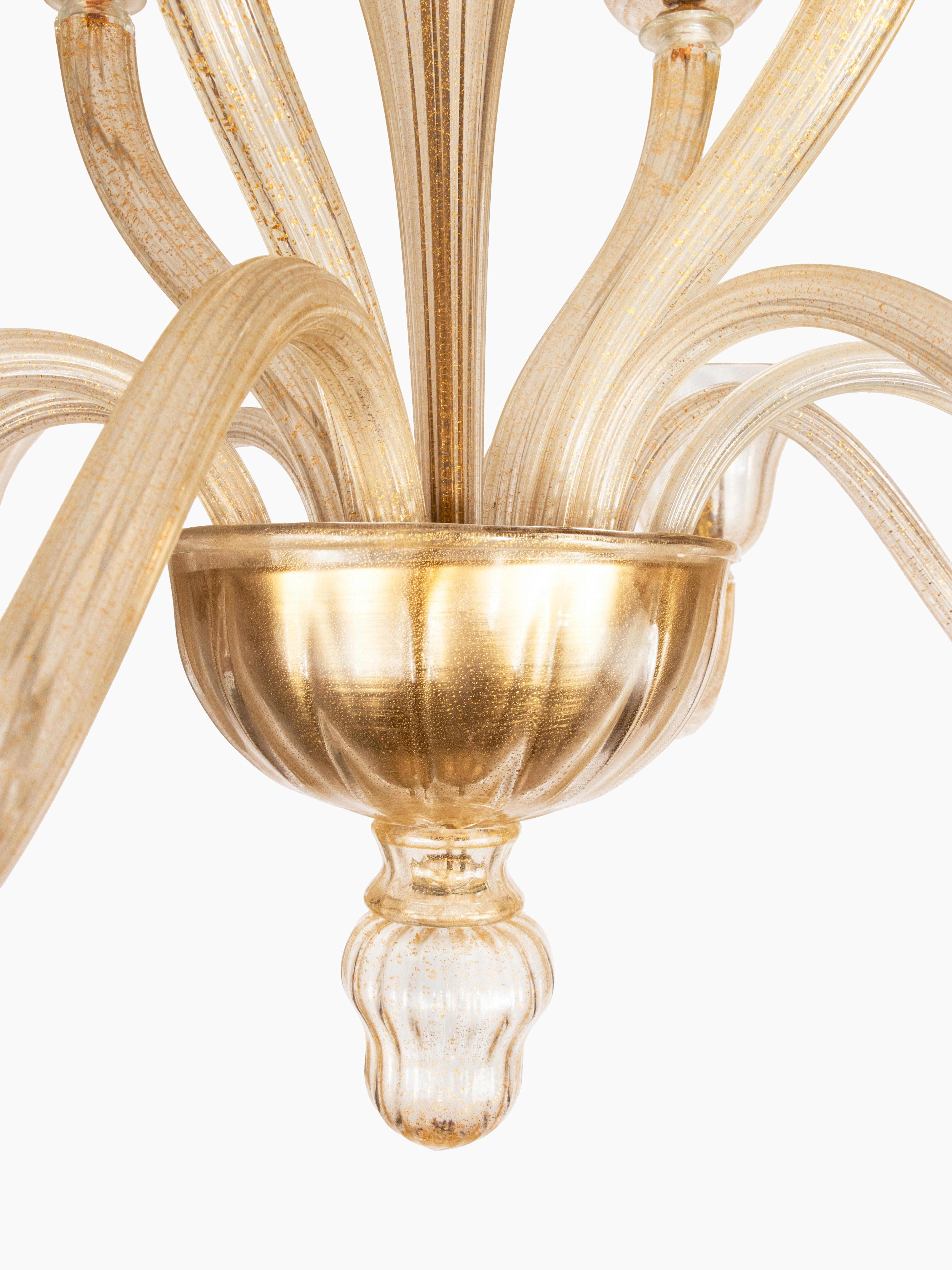 Italiano Un lampadario a 12 luci in vetro di Murano soffiato a mano in vendita