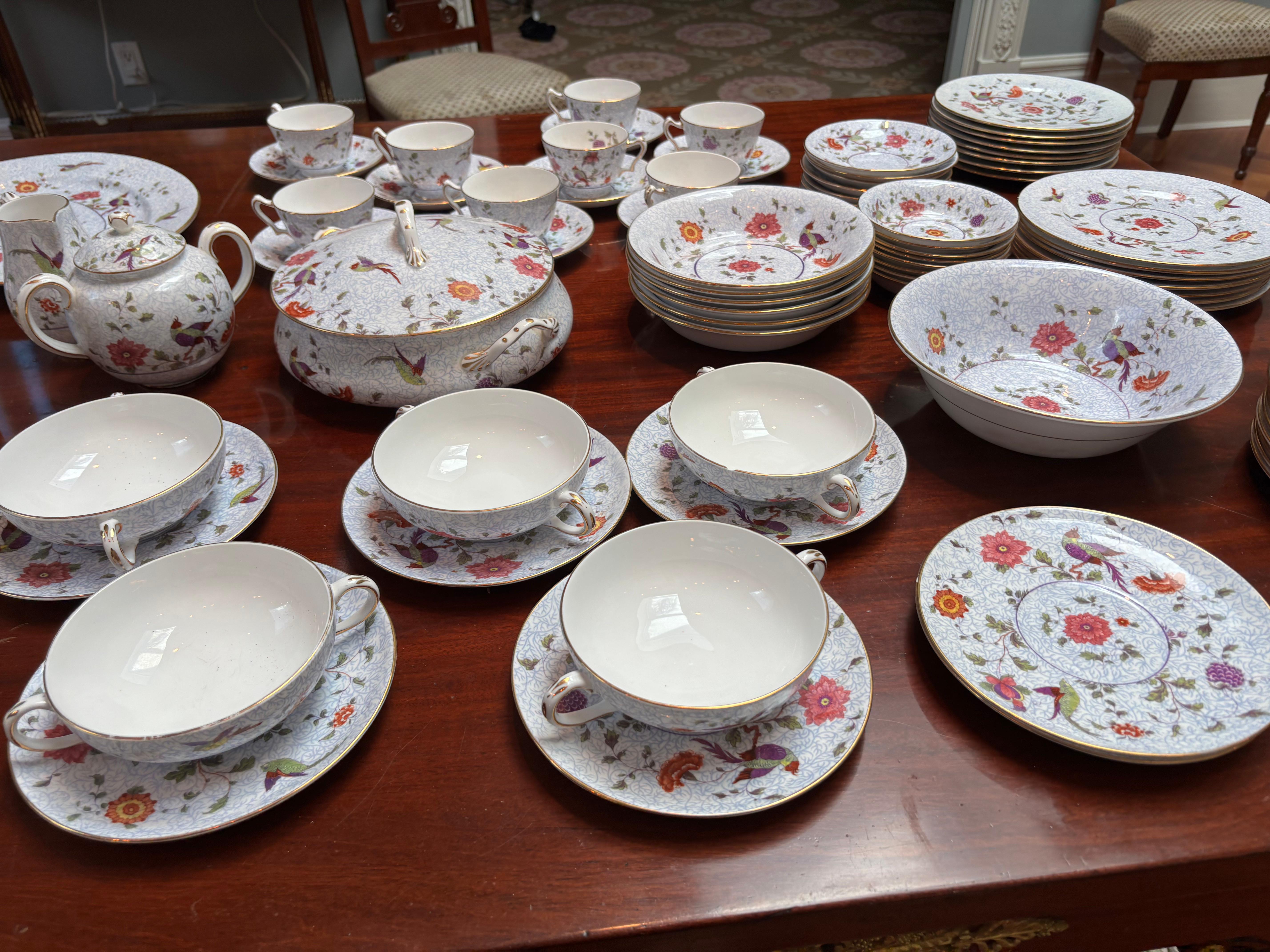 Un set di 130 pezzi di porcellana Crown Staffordshire 