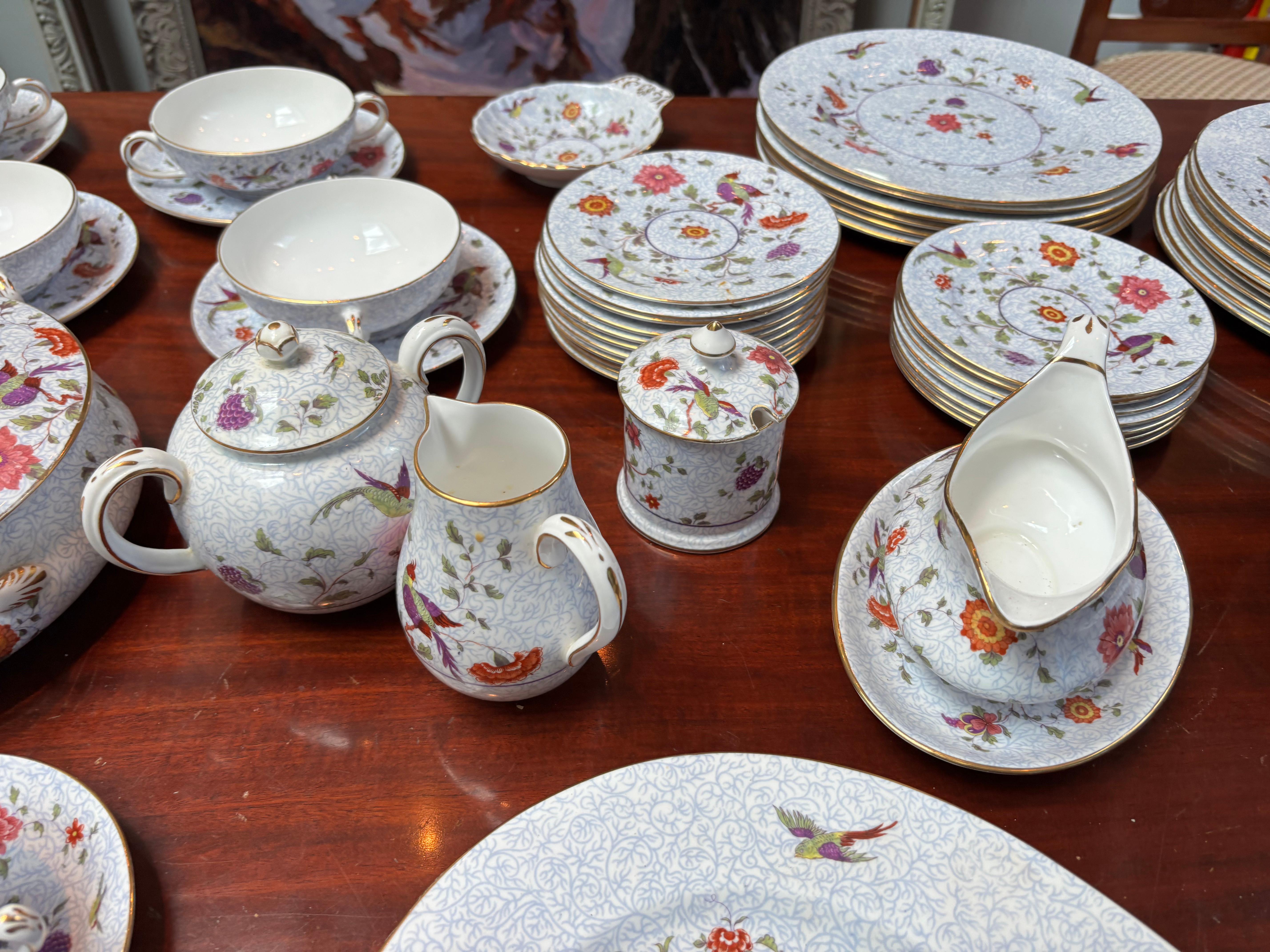 Un set di 130 pezzi di porcellana Crown Staffordshire 