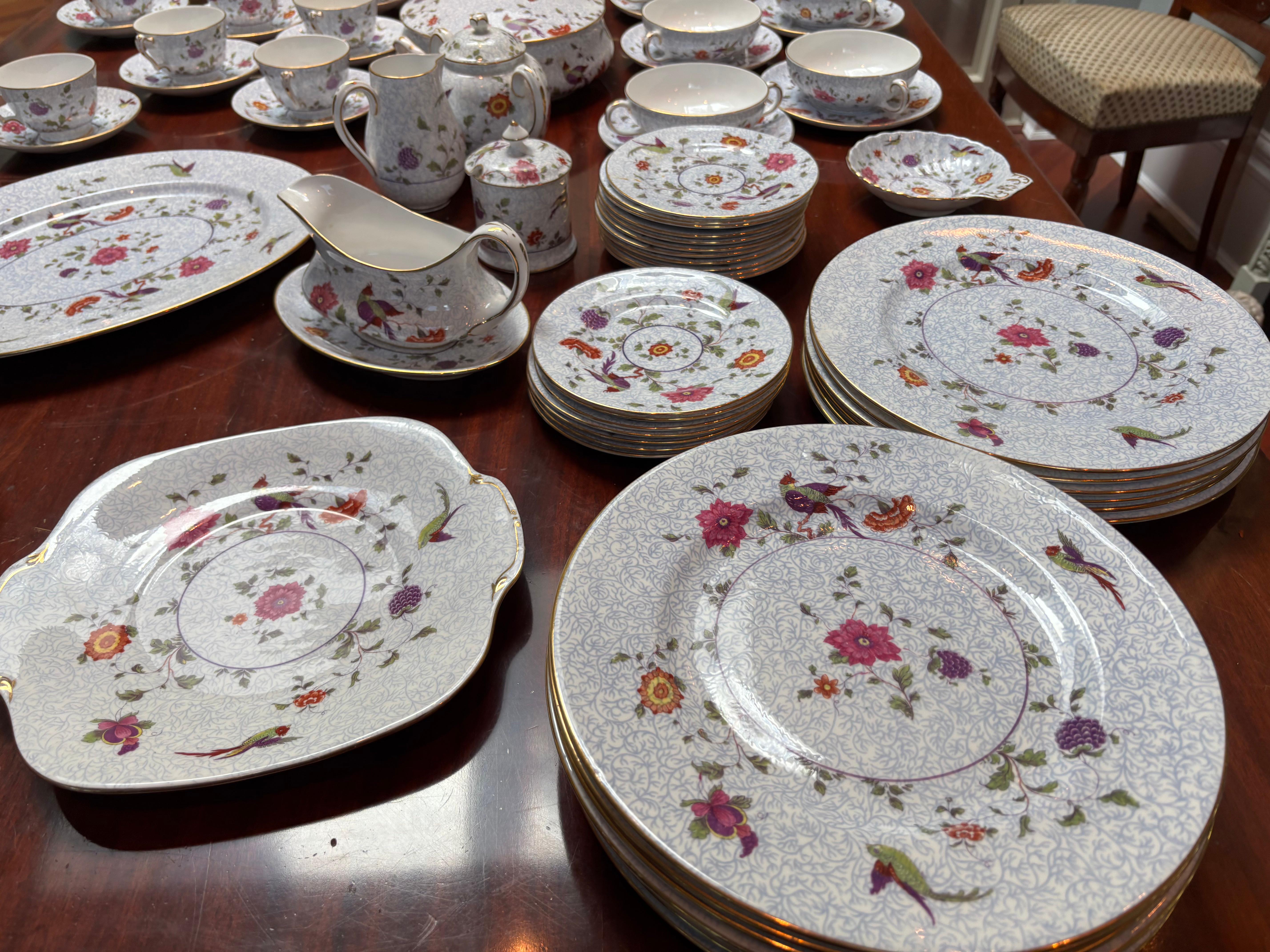 Un set di 130 pezzi di porcellana Crown Staffordshire 