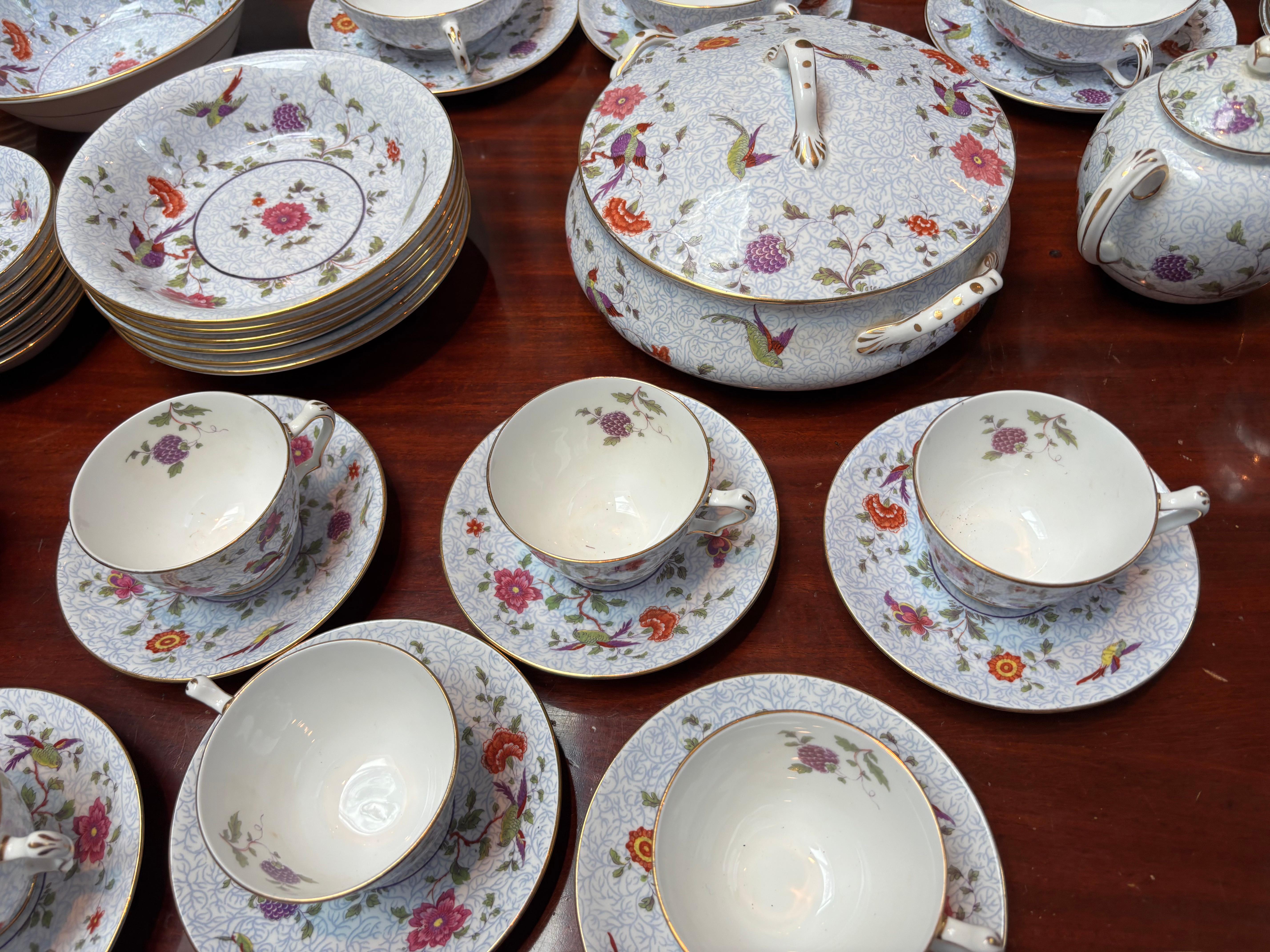 Un set di 130 pezzi di porcellana Crown Staffordshire 