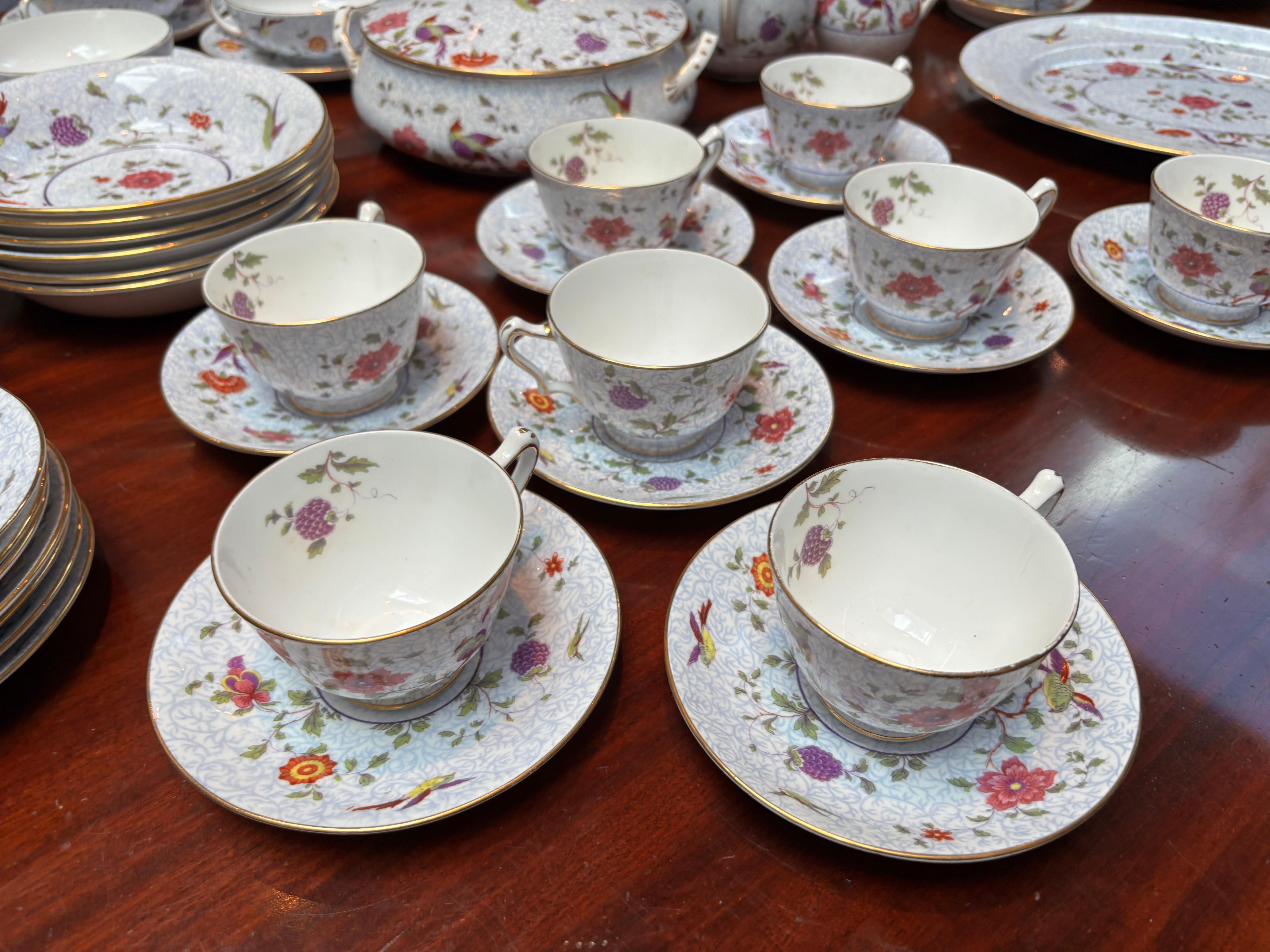 Un set di 130 pezzi di porcellana Crown Staffordshire 