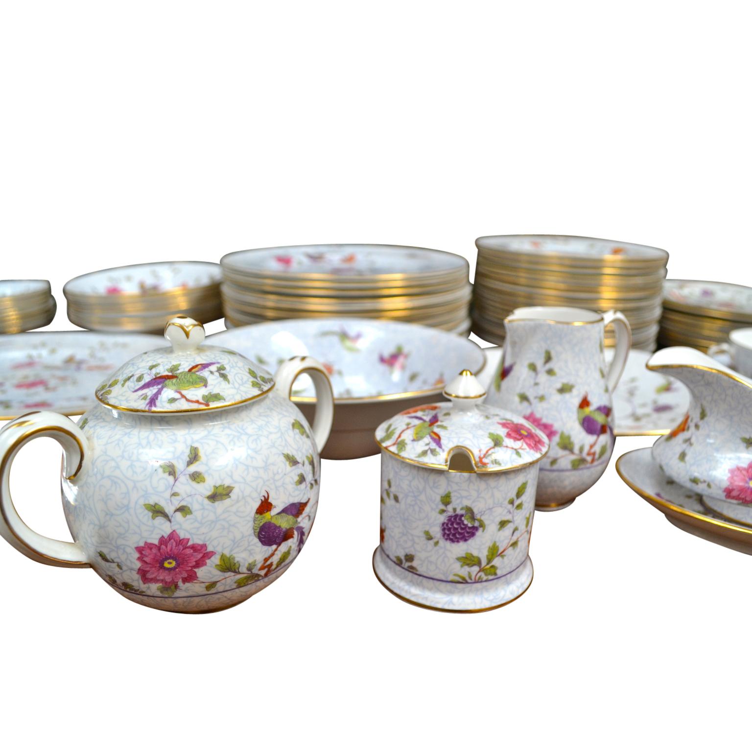 Una rara collezione di circa 130 pezzi di Staffordshire-Inghilterra - Crown Fine Bone China - modello Uccelli del Paradiso - #592627 -  bianca e molto  sfondo grigio azzurro con uccelli del paradiso viola/verdi e viti verdi.  fiori multicolore,

La